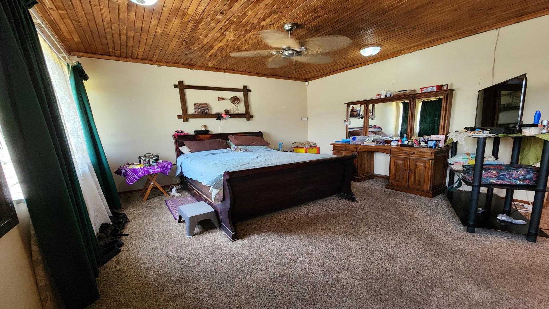 Main Bedroom of property in Ermelo