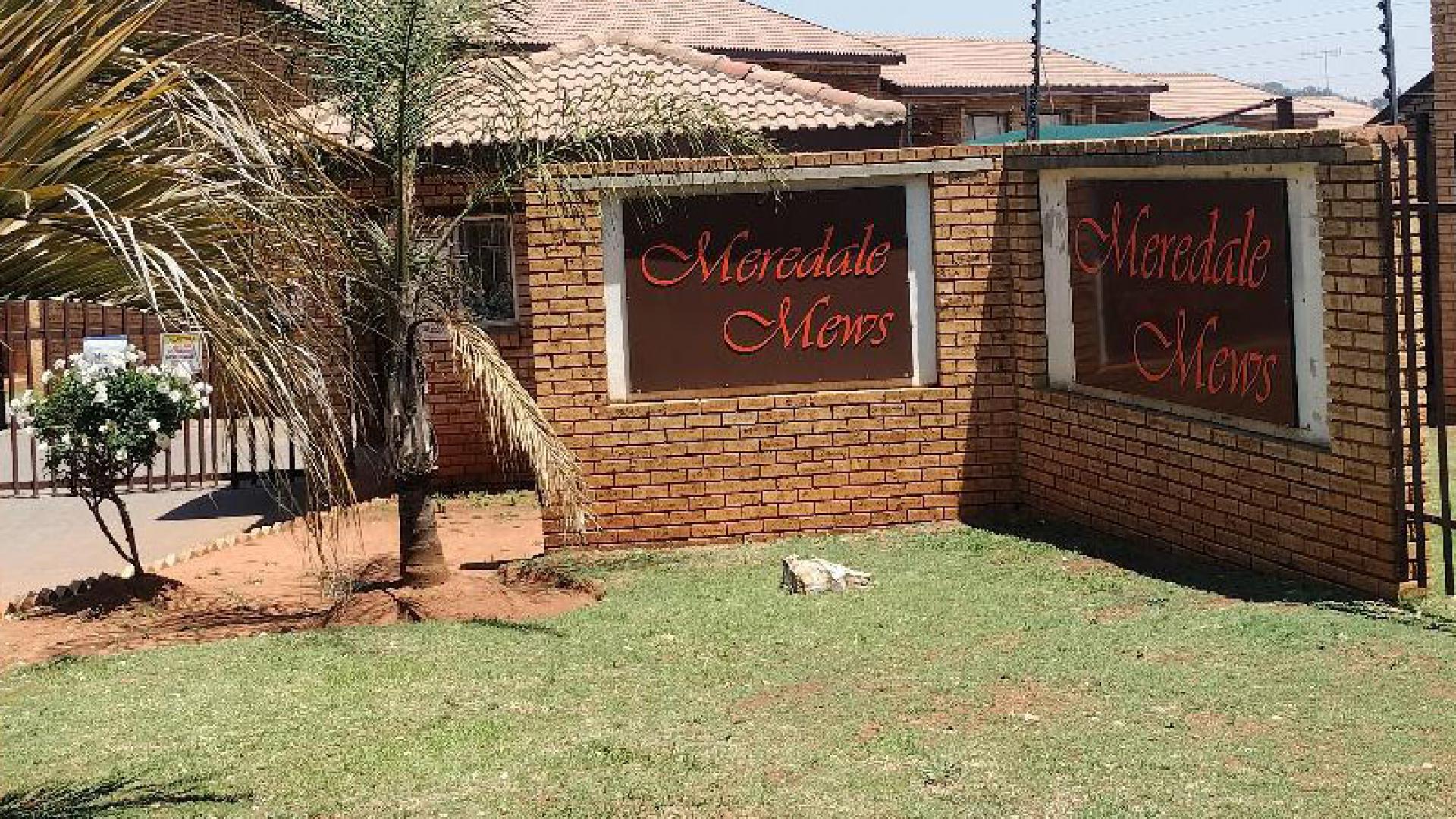 Front View of property in Meredale