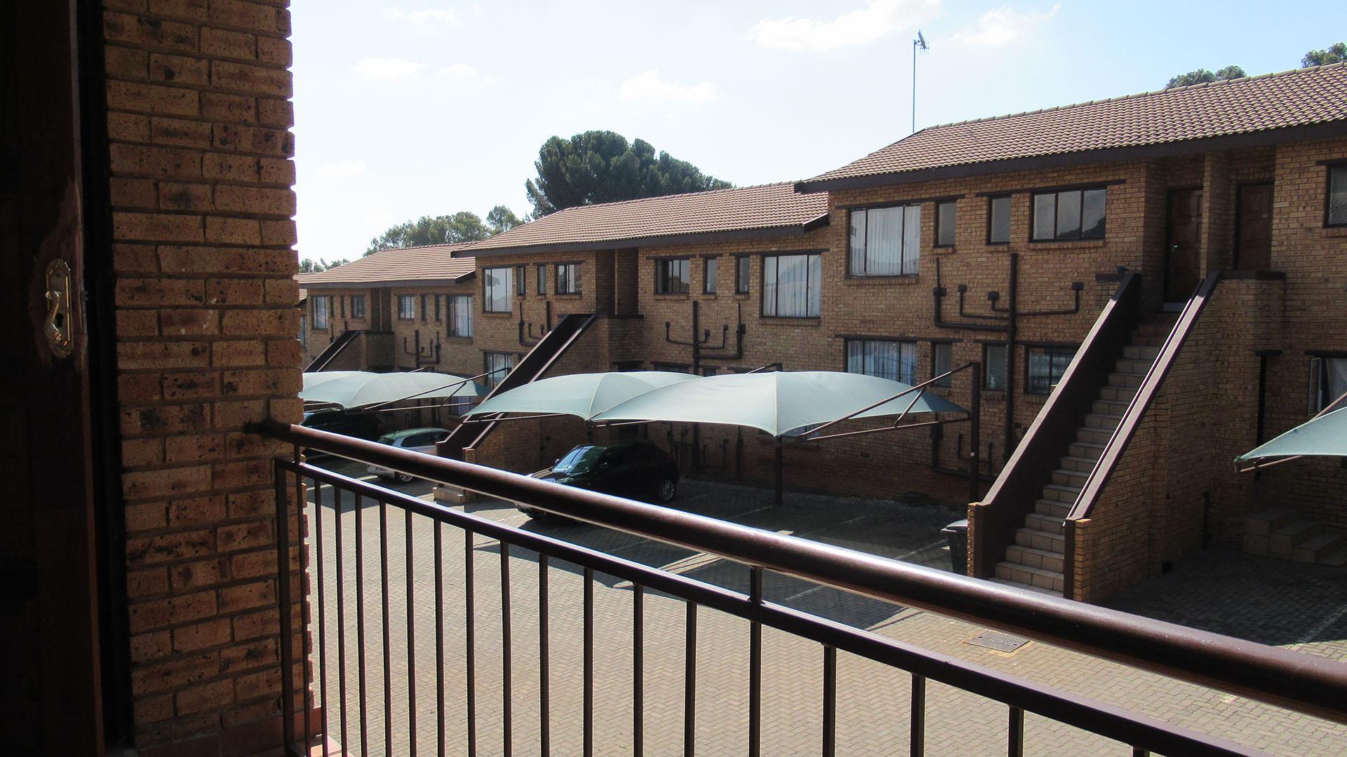 Balcony - 7 square meters of property in Meredale