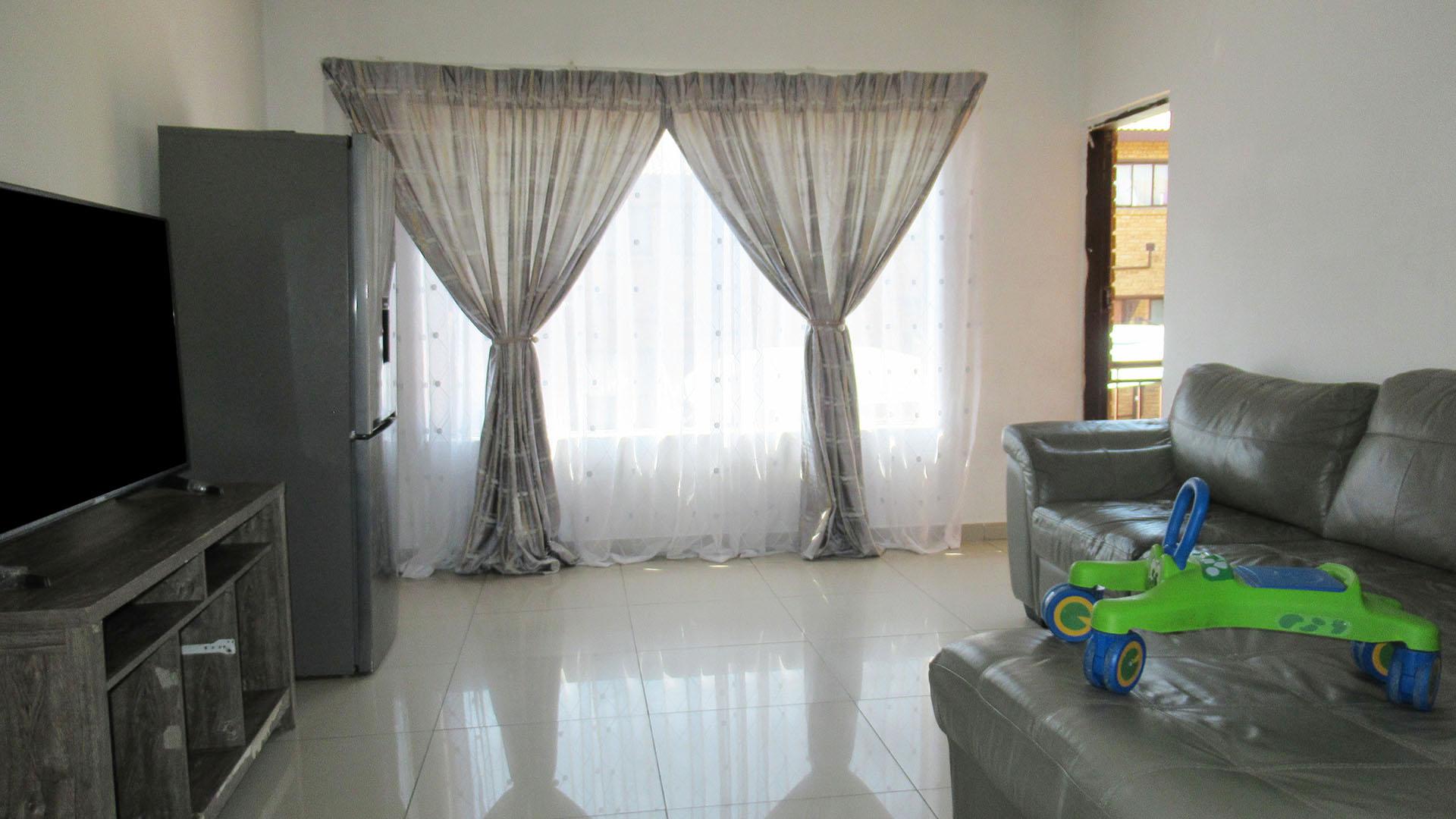 Lounges - 22 square meters of property in Meredale