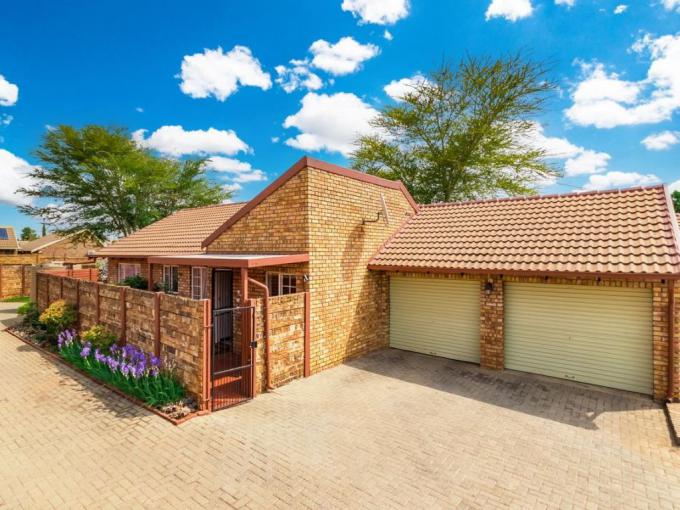 3 Bedroom Simplex for Sale For Sale in Rooihuiskraal North - MR696027