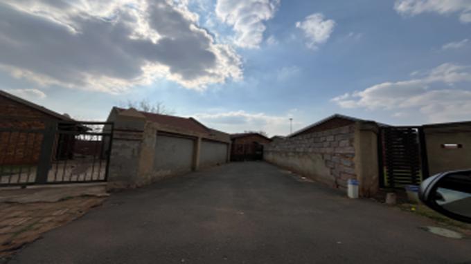 SA Home Loans Sale in Execution 3 Bedroom House for Sale in Vosloorus Ext 31 - MR696117