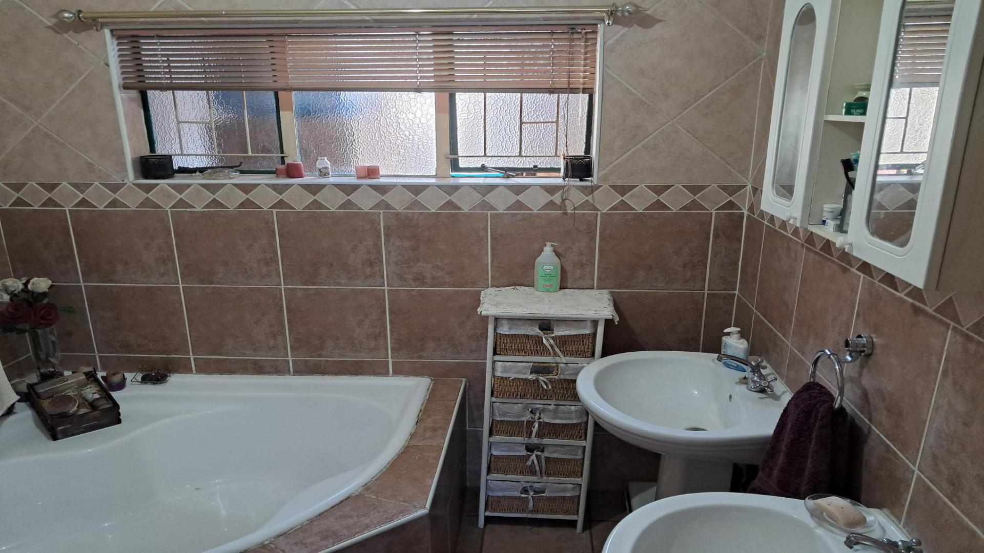 Bathroom 1 of property in Bronkhorstspruit