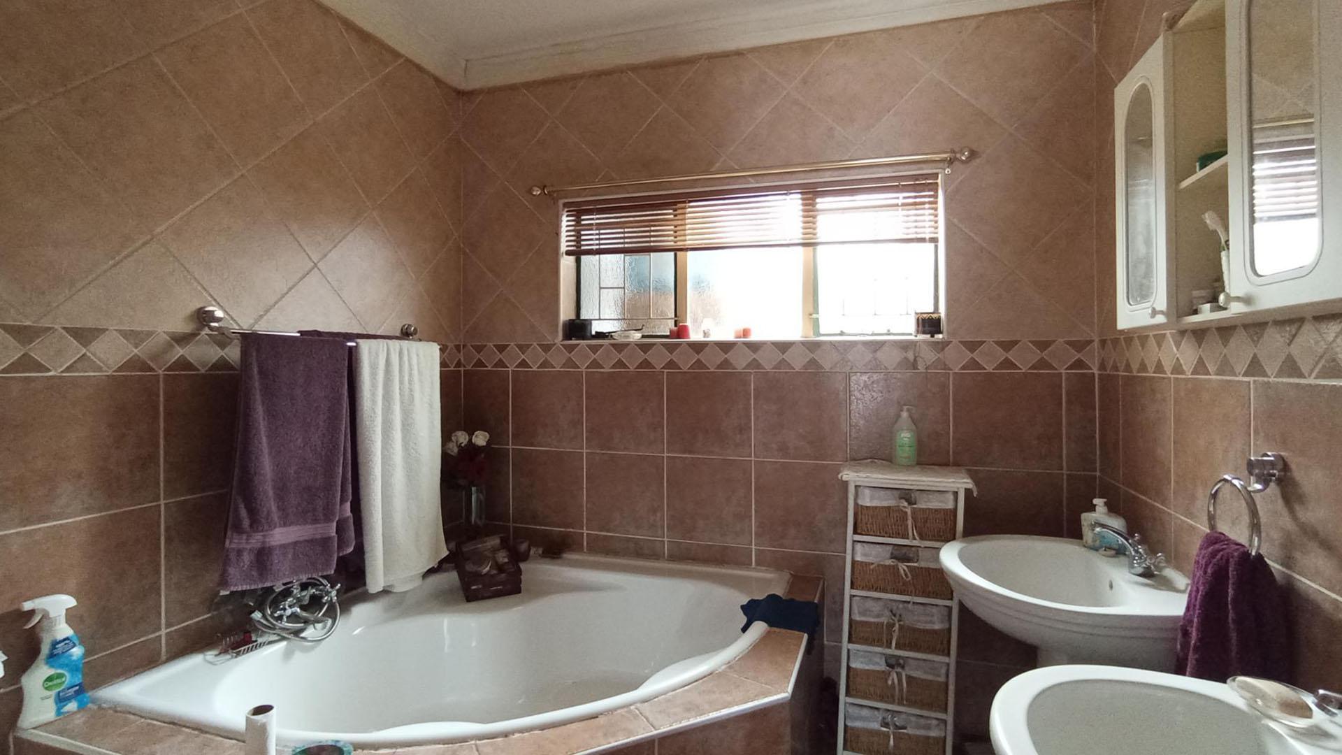 Main Bathroom - 7 square meters of property in Bronkhorstspruit