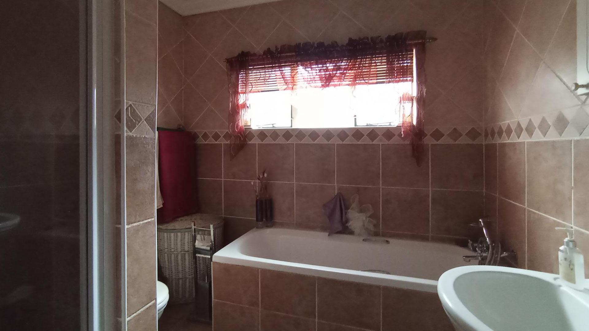Bathroom 2 - 7 square meters of property in Bronkhorstspruit