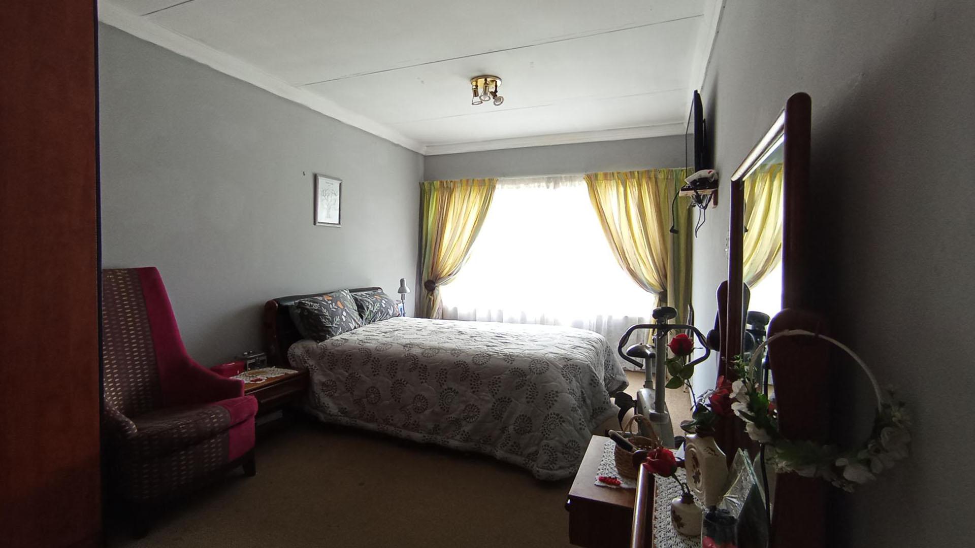 Bed Room 1 - 21 square meters of property in Bronkhorstspruit