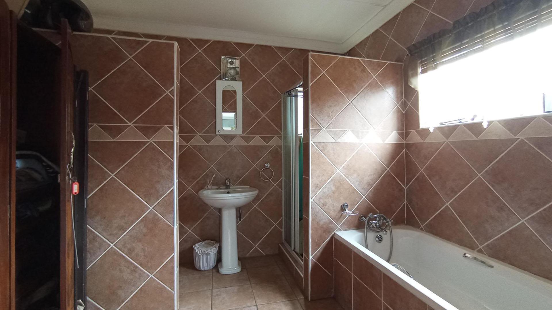 Bathroom 1 - 11 square meters of property in Bronkhorstspruit