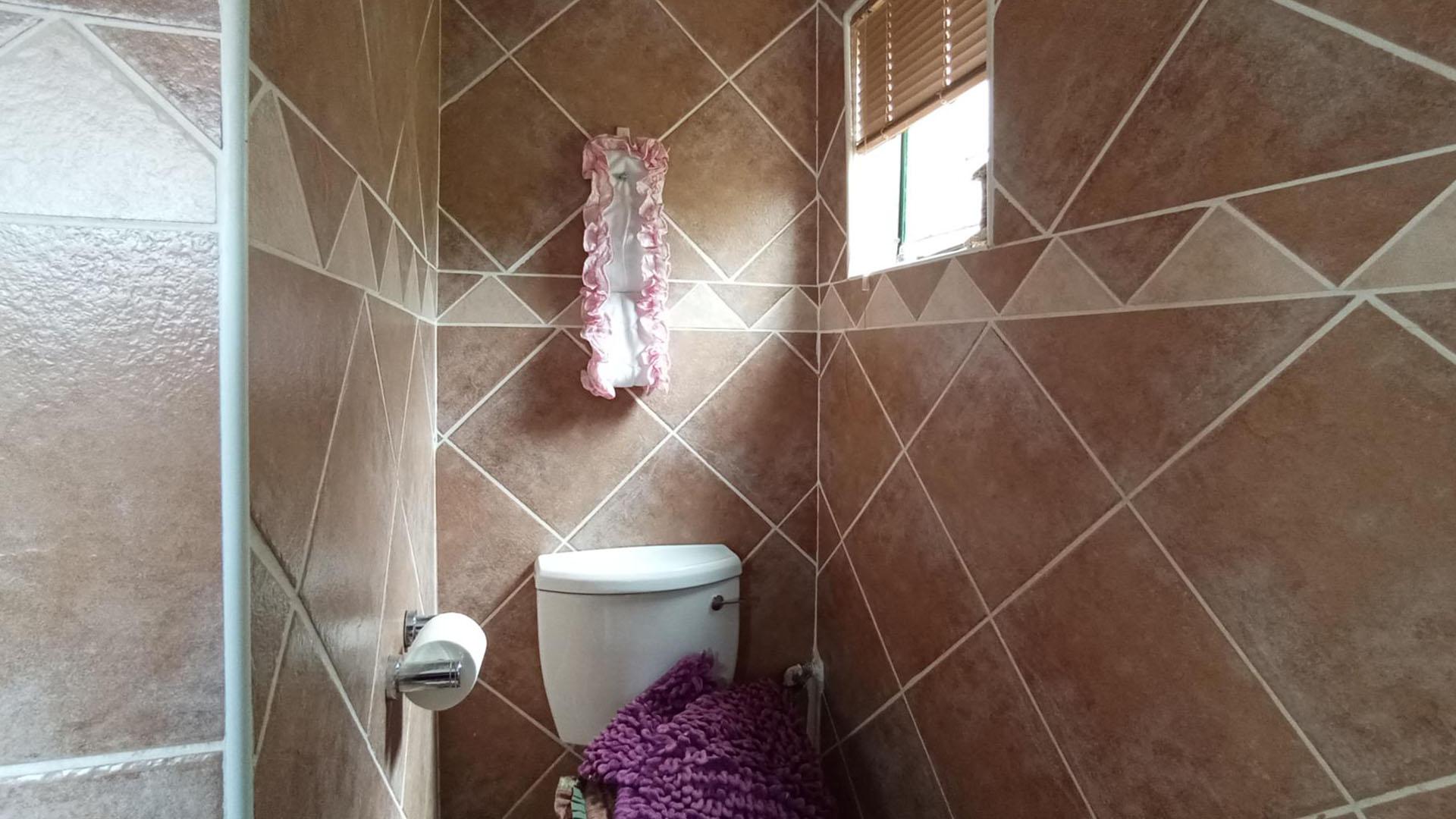 Bathroom 1 - 11 square meters of property in Bronkhorstspruit