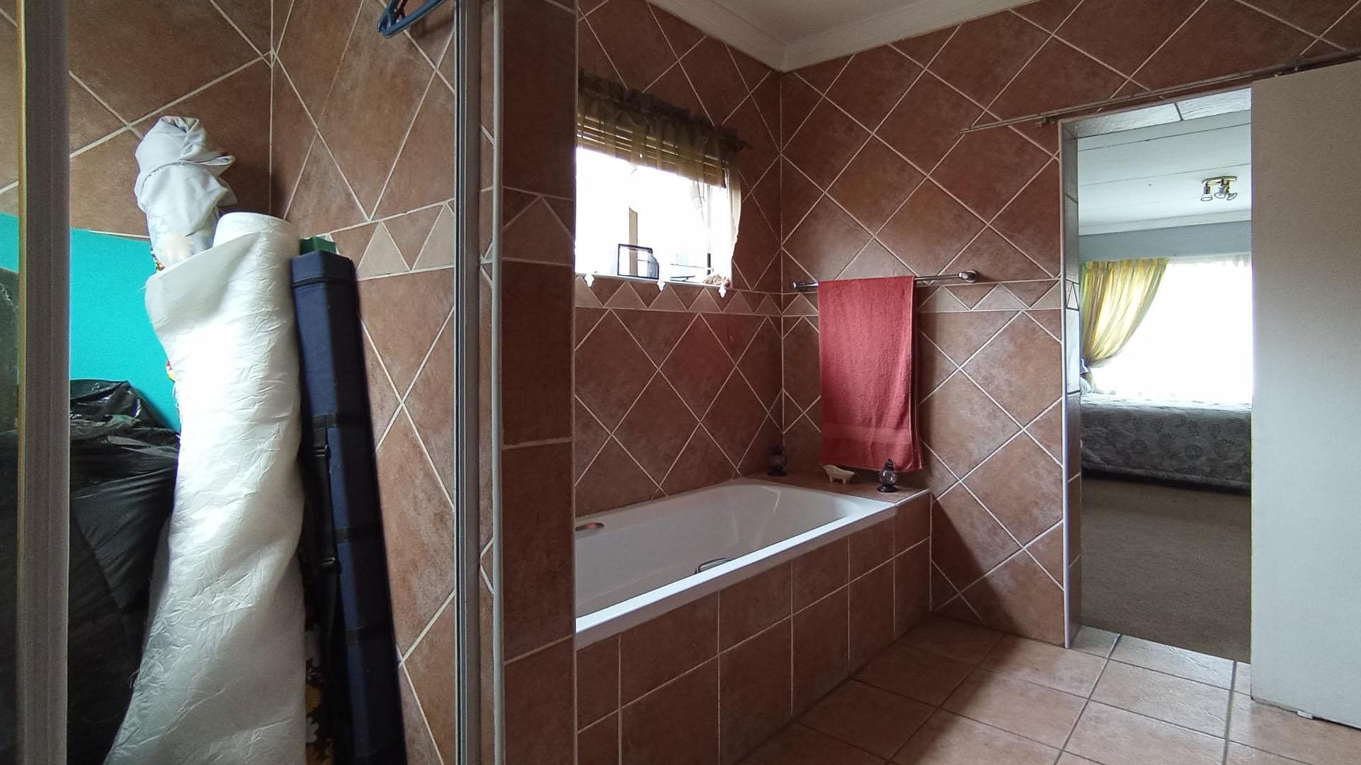 Bathroom 1 - 11 square meters of property in Bronkhorstspruit