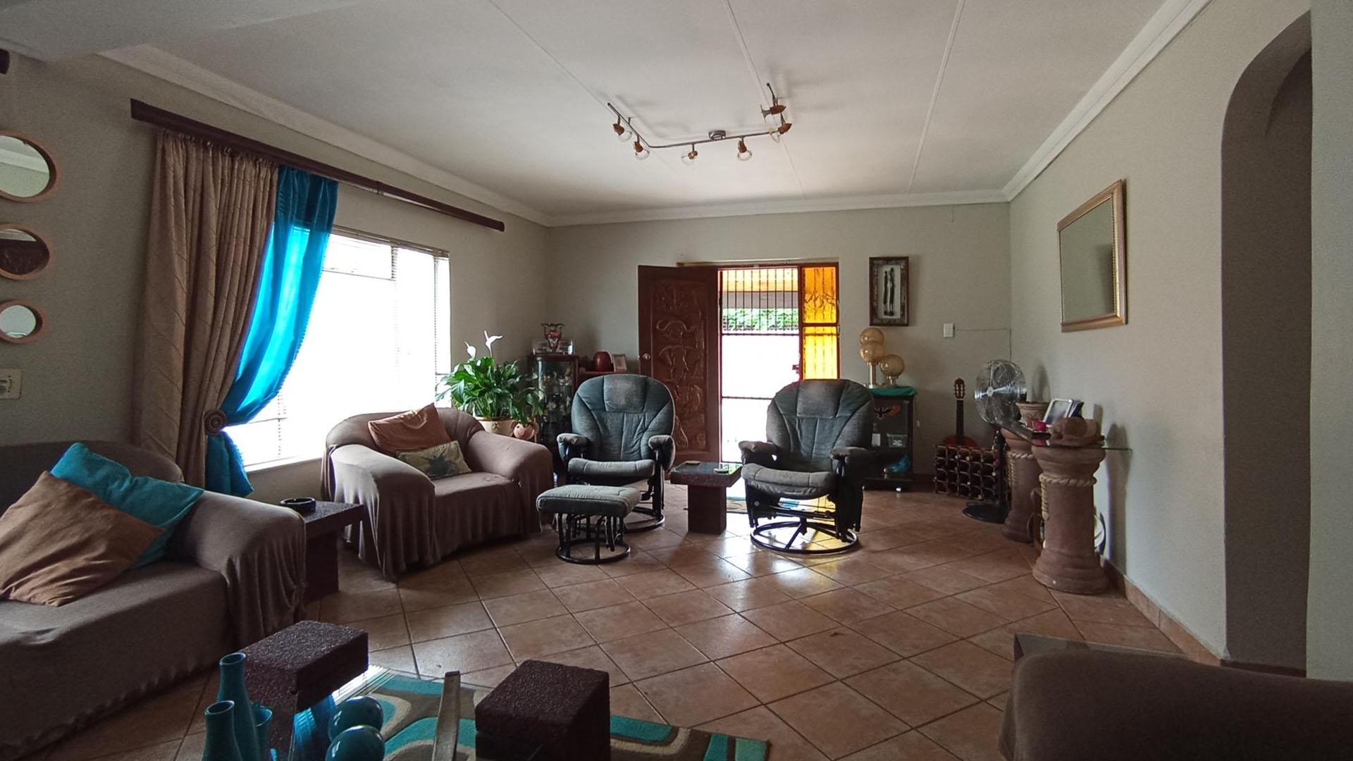 Lounges - 37 square meters of property in Bronkhorstspruit