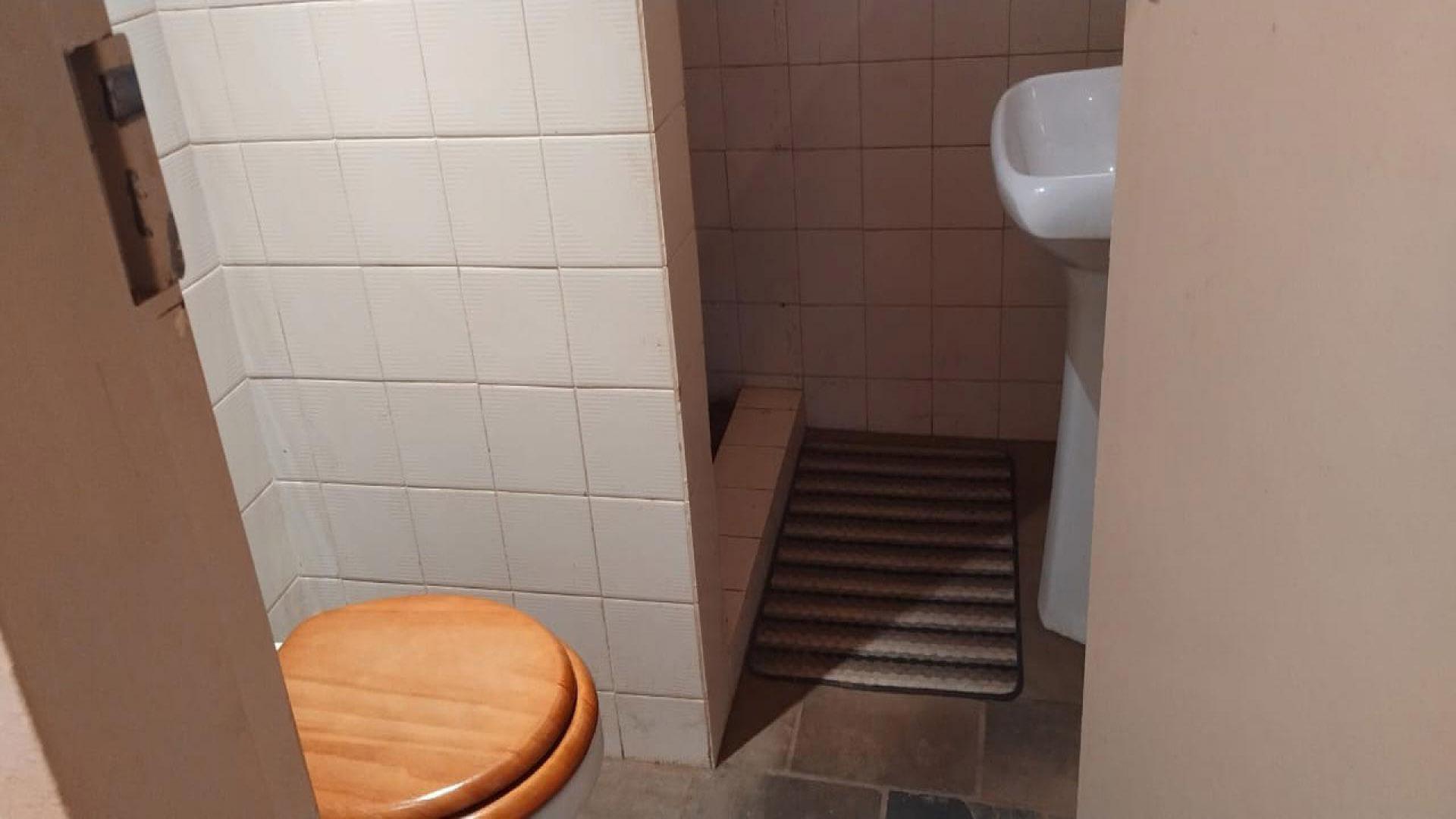 Bathroom 1 - 3 square meters of property in Allen’s Nek