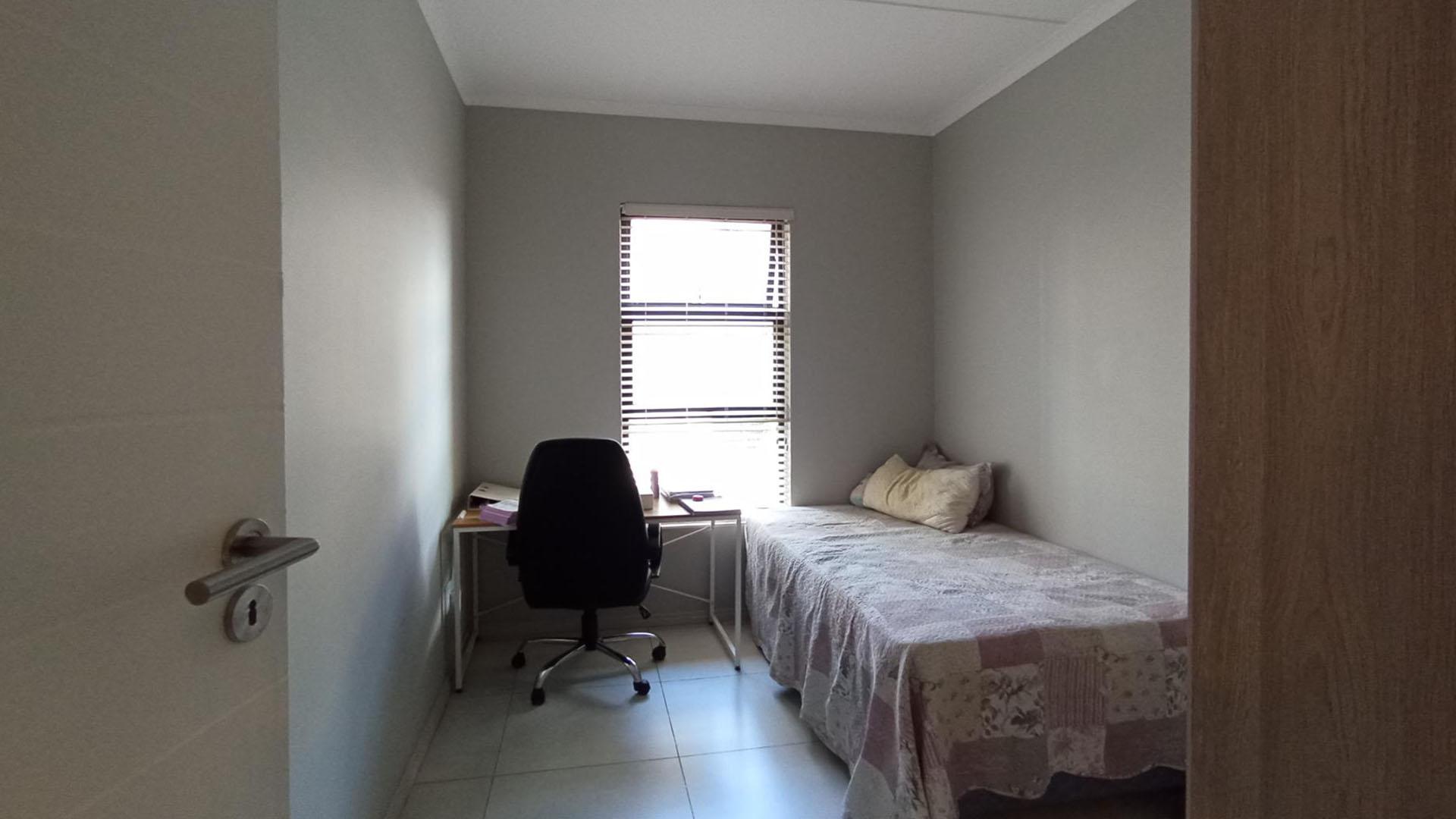 Bed Room 1 - 11 square meters of property in Midridge Park
