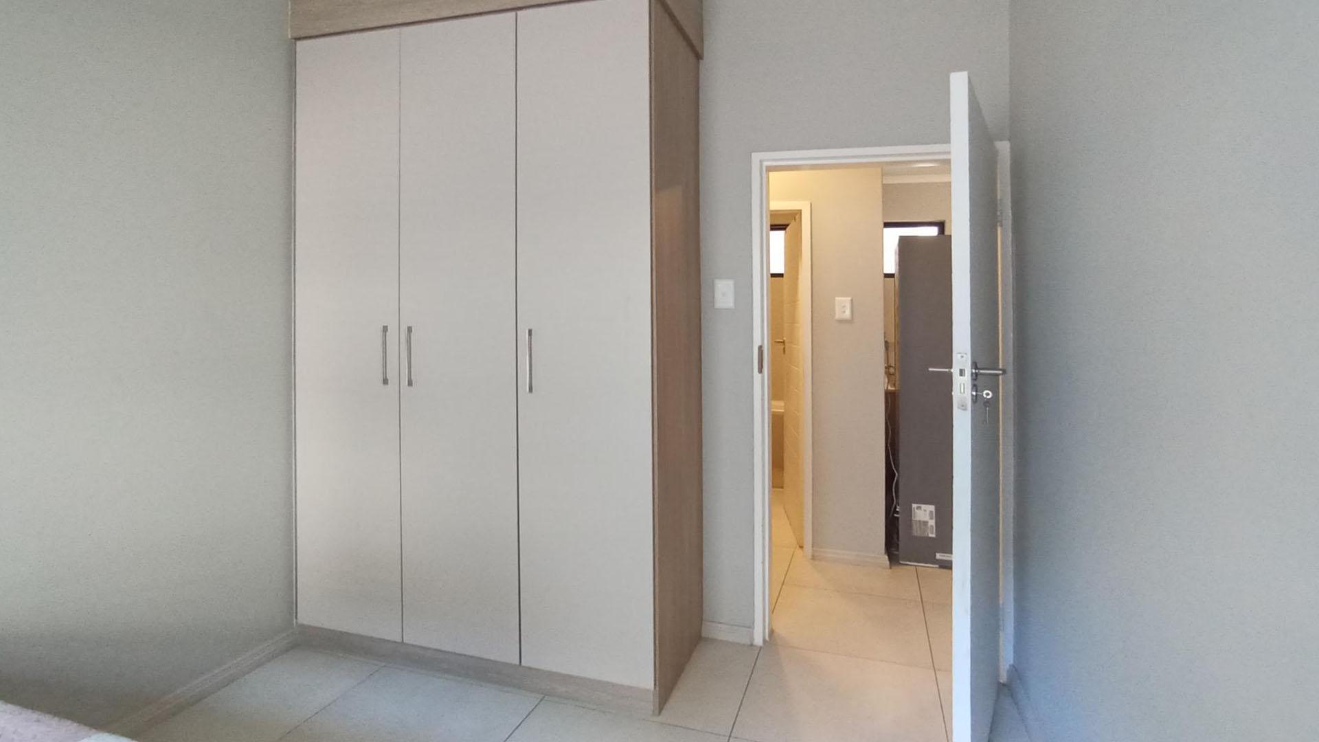 Bed Room 1 - 11 square meters of property in Midridge Park