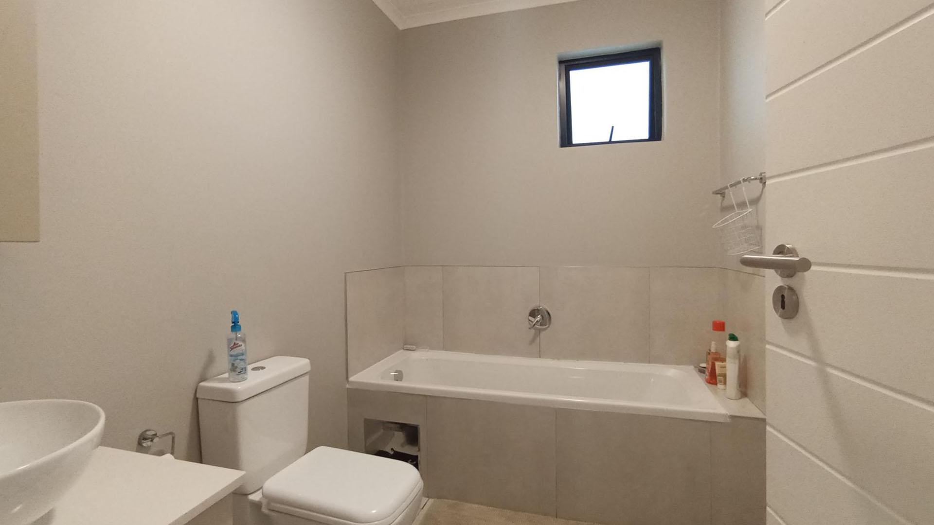 Bathroom 1 - 6 square meters of property in Midridge Park