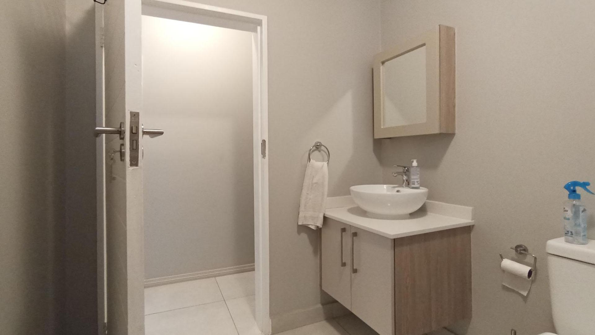 Bathroom 1 - 6 square meters of property in Midridge Park