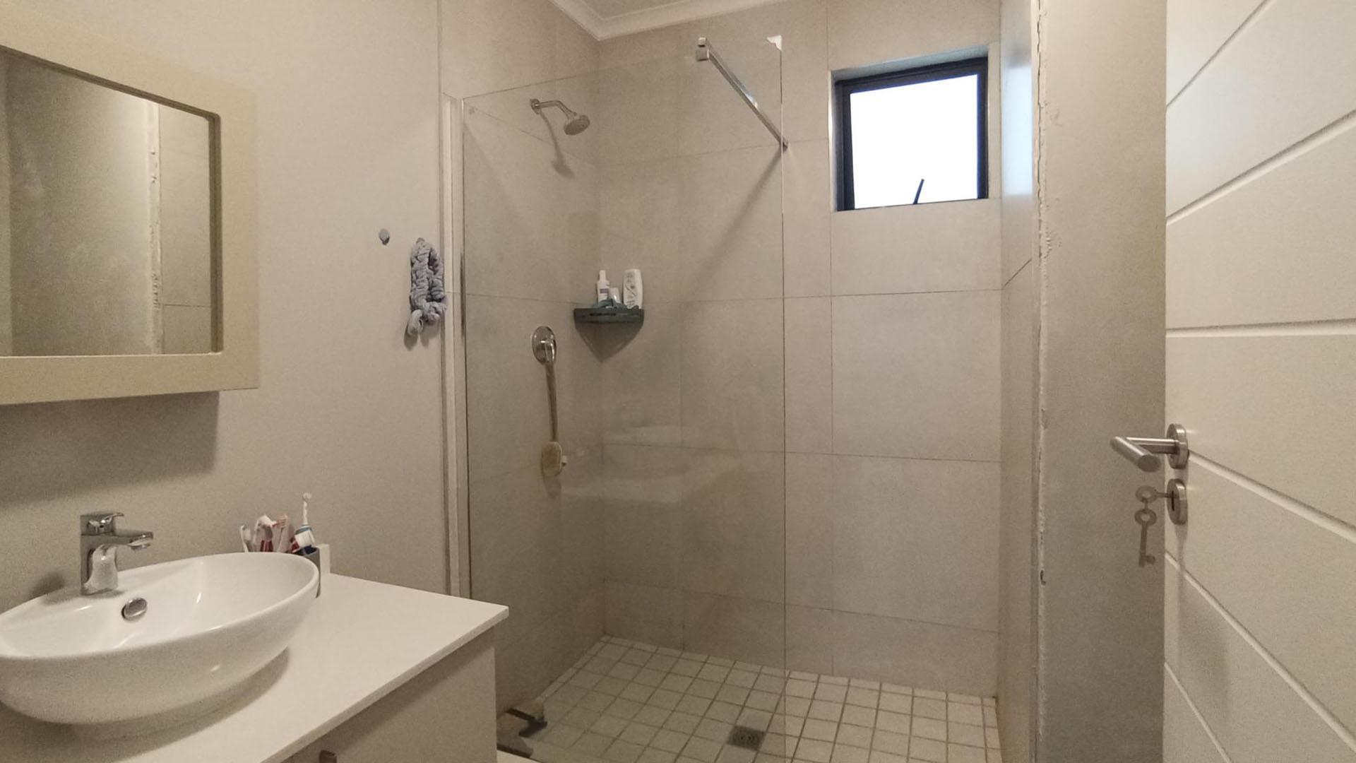 Main Bathroom - 6 square meters of property in Midridge Park