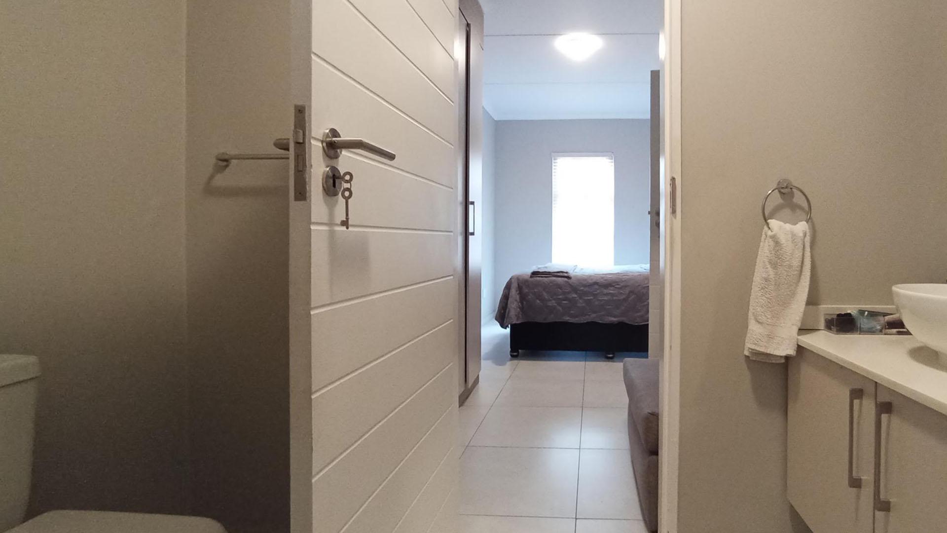 Main Bathroom - 6 square meters of property in Midridge Park