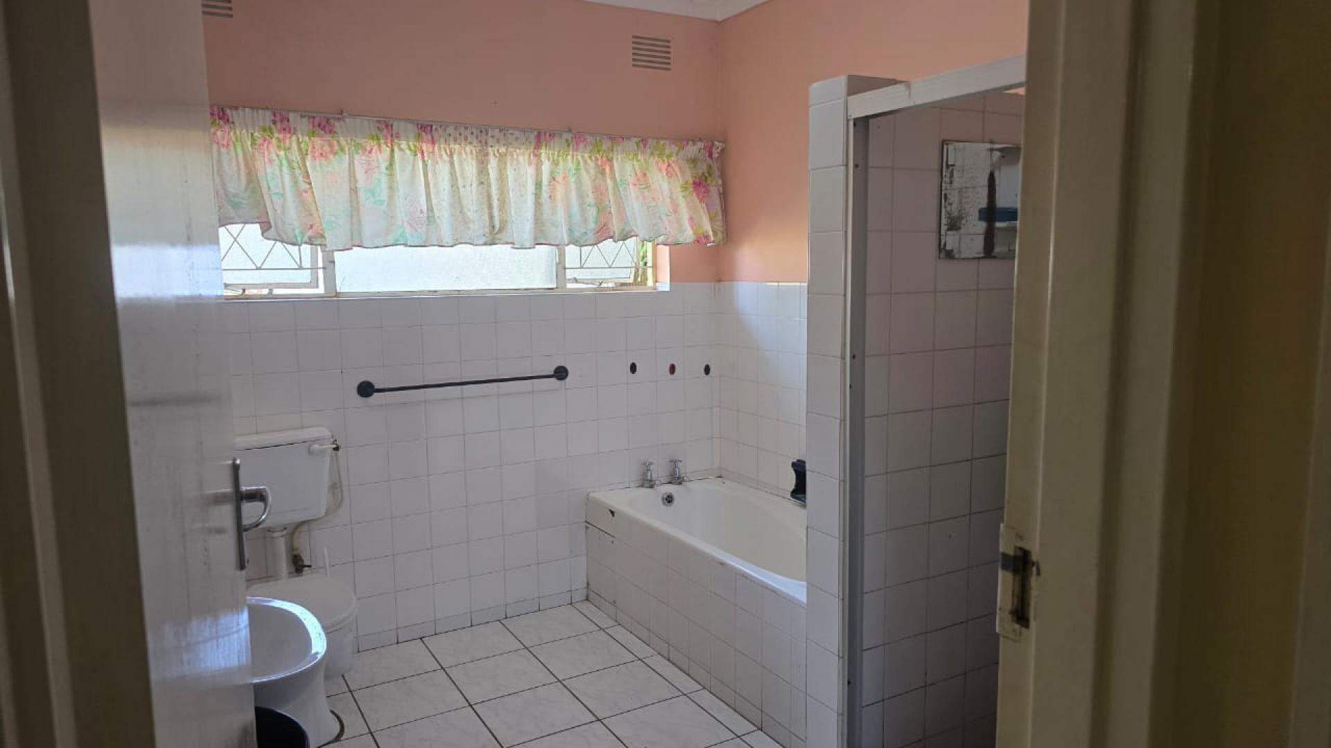 Bathroom 1 of property in Greytown