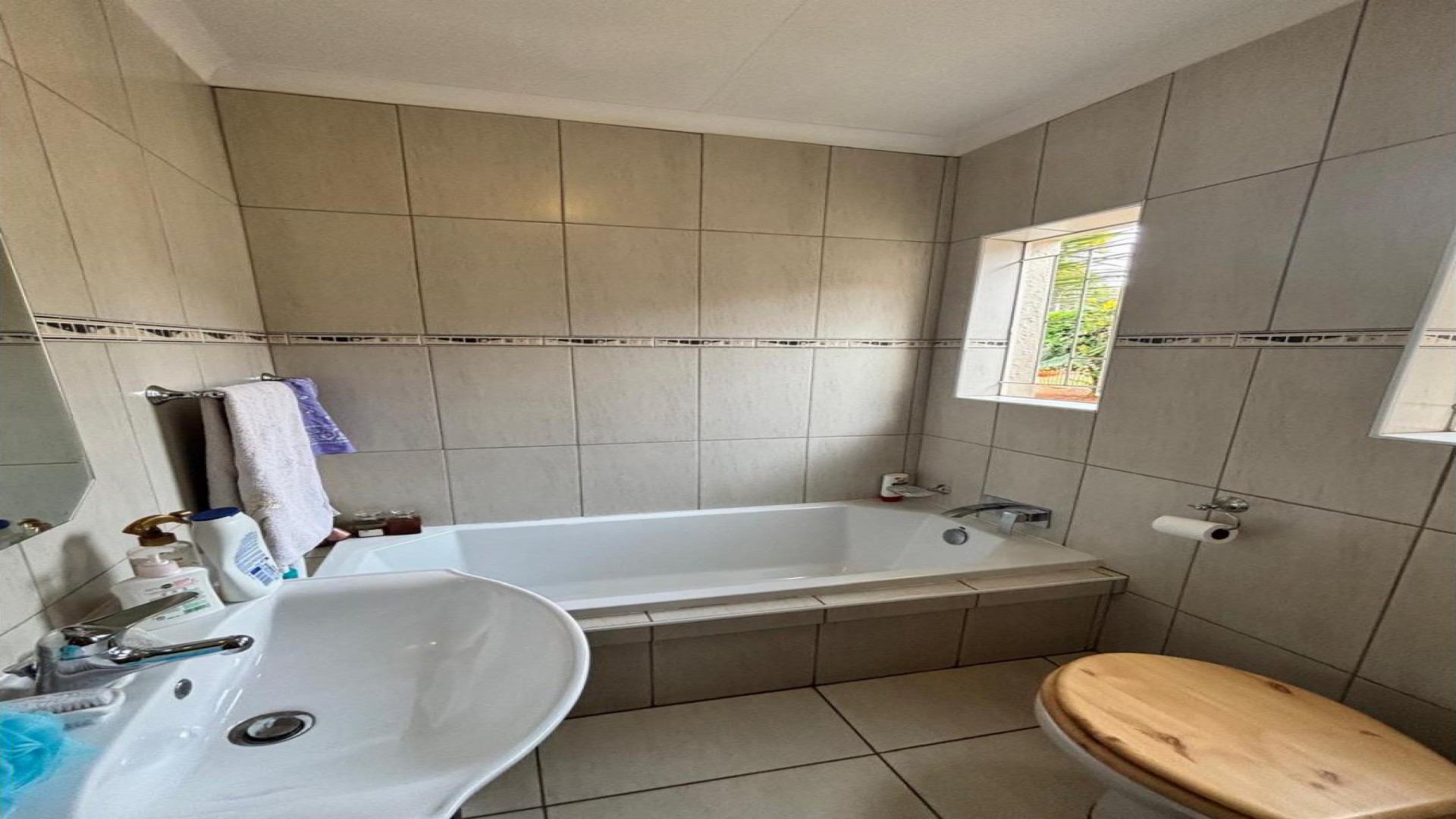 Bathroom 1 of property in Weltevreden Park