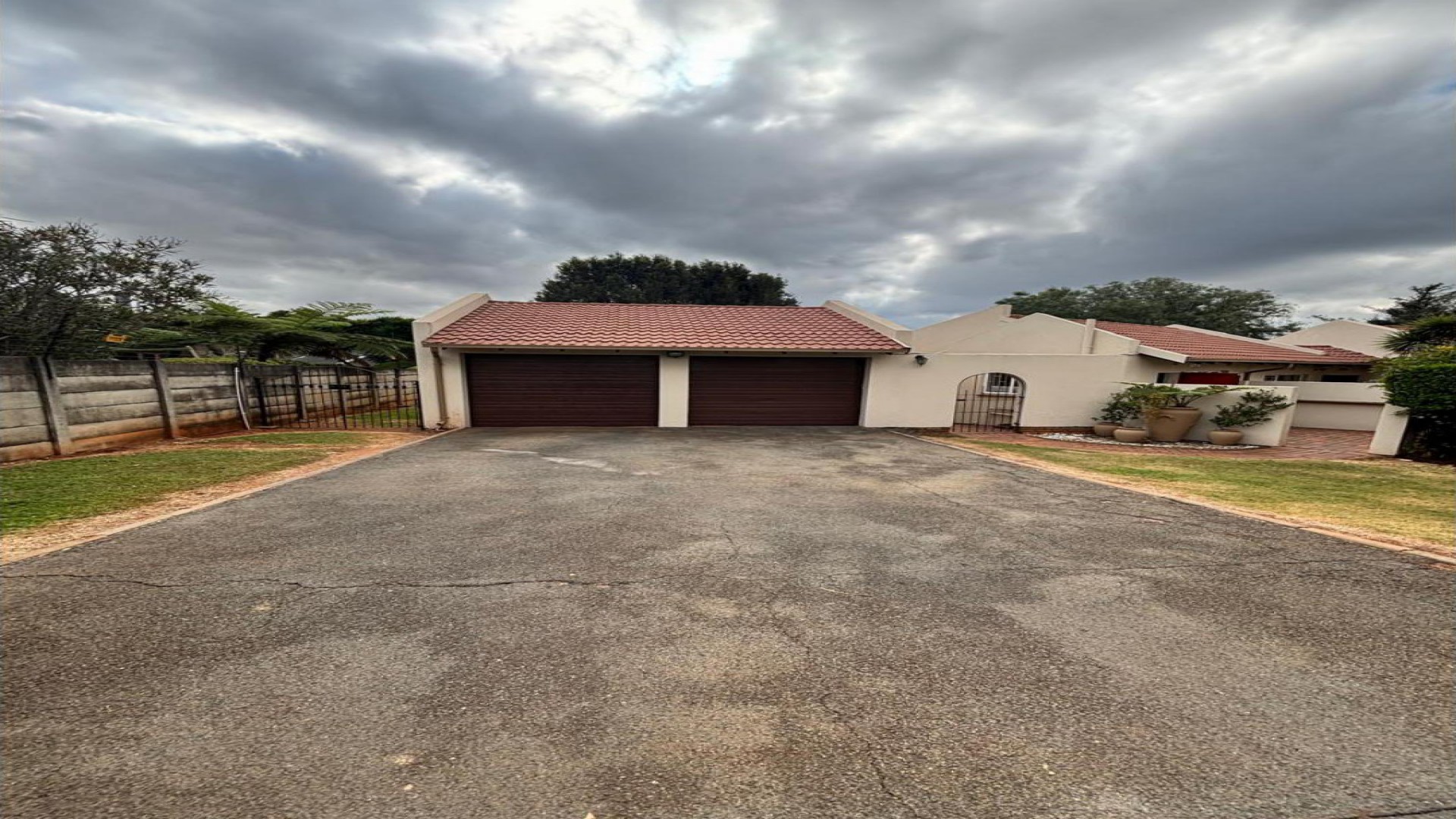 Garage of property in Weltevreden Park