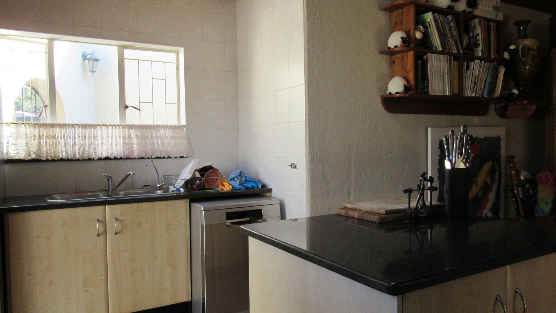 Kitchen - 27 square meters of property in Weltevreden Park