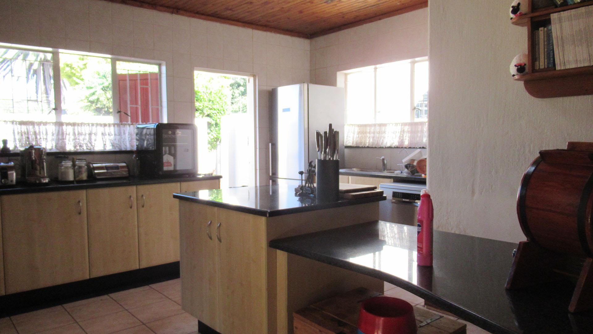 Kitchen - 27 square meters of property in Weltevreden Park