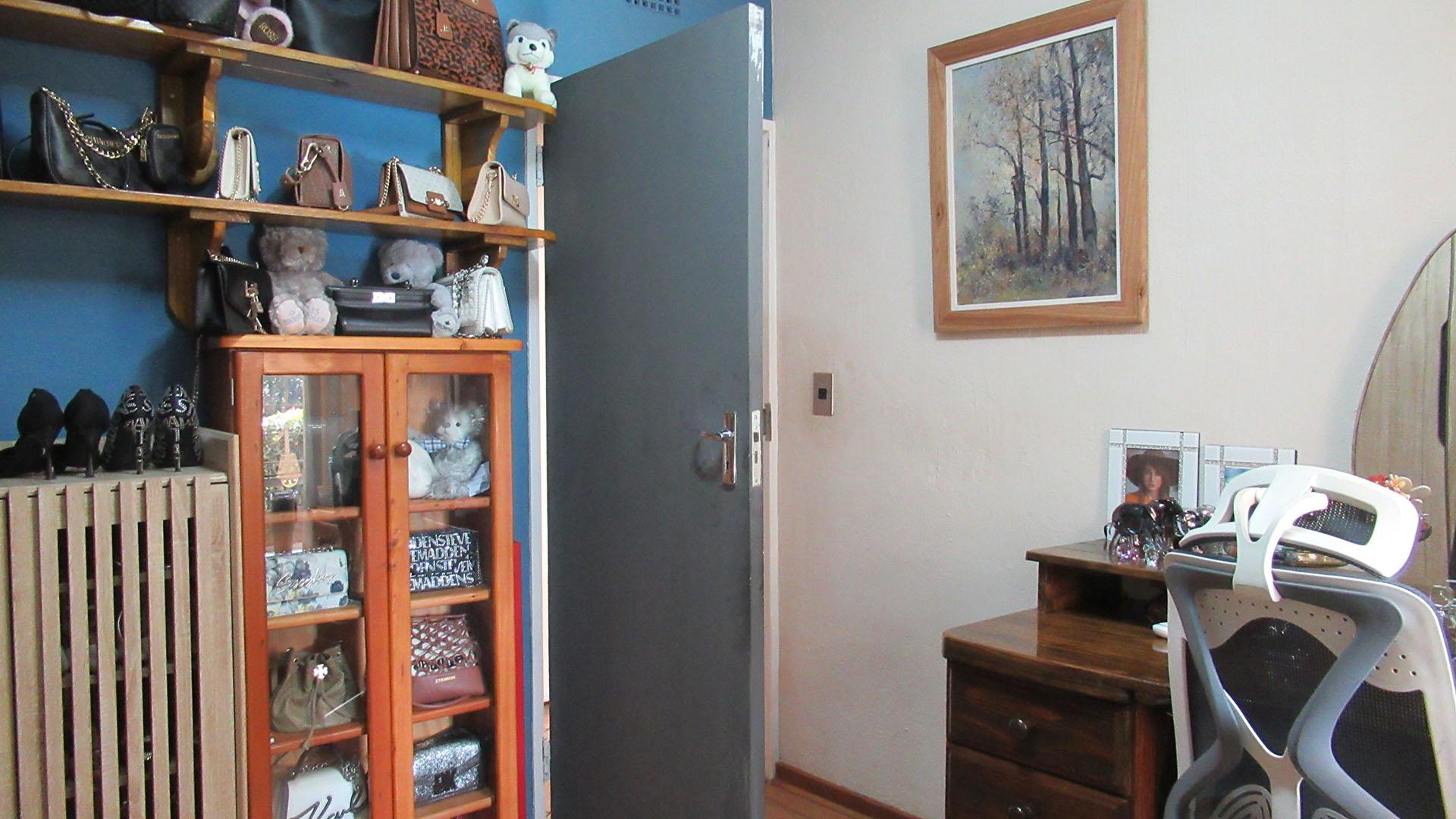 Study - 11 square meters of property in Weltevreden Park