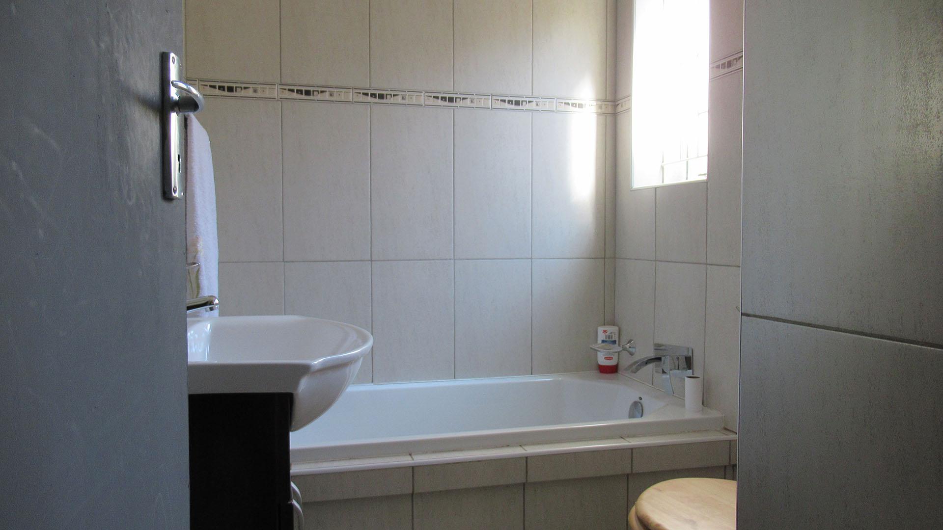 Bathroom 2 - 5 square meters of property in Weltevreden Park