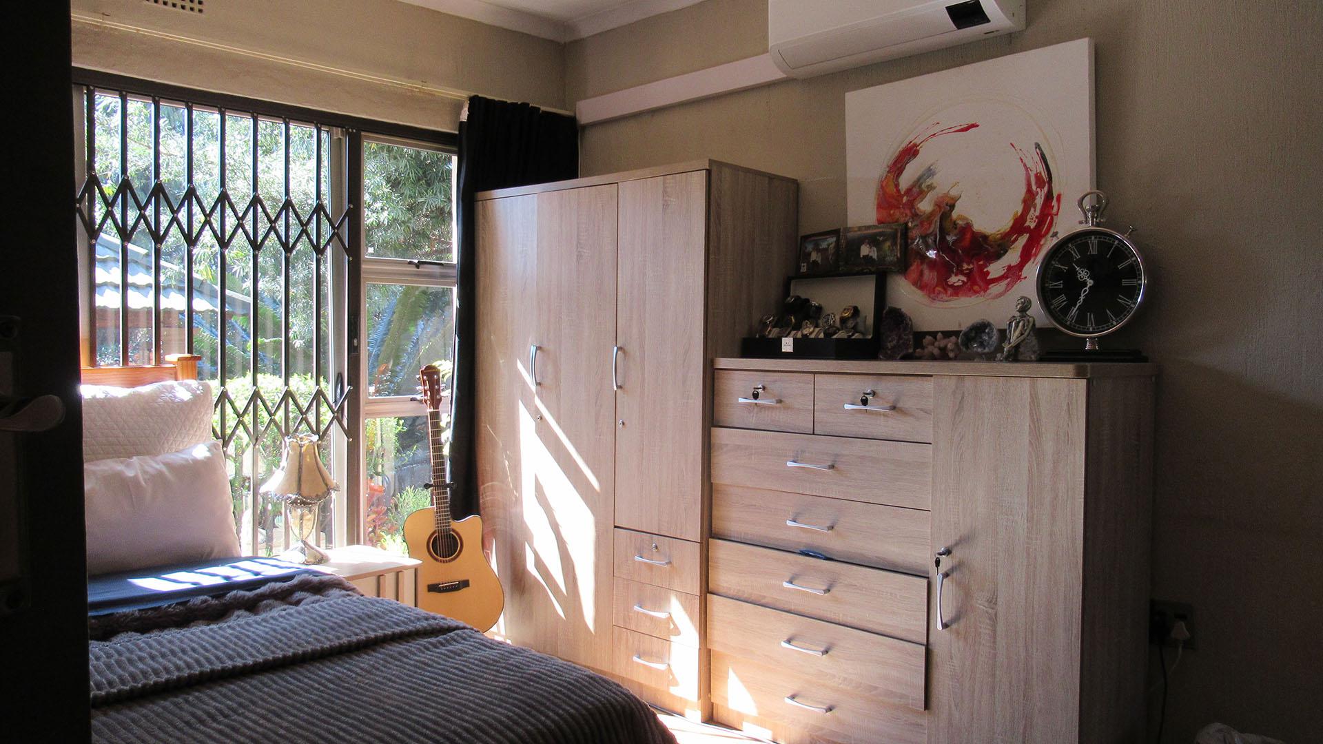Main Bedroom - 20 square meters of property in Weltevreden Park