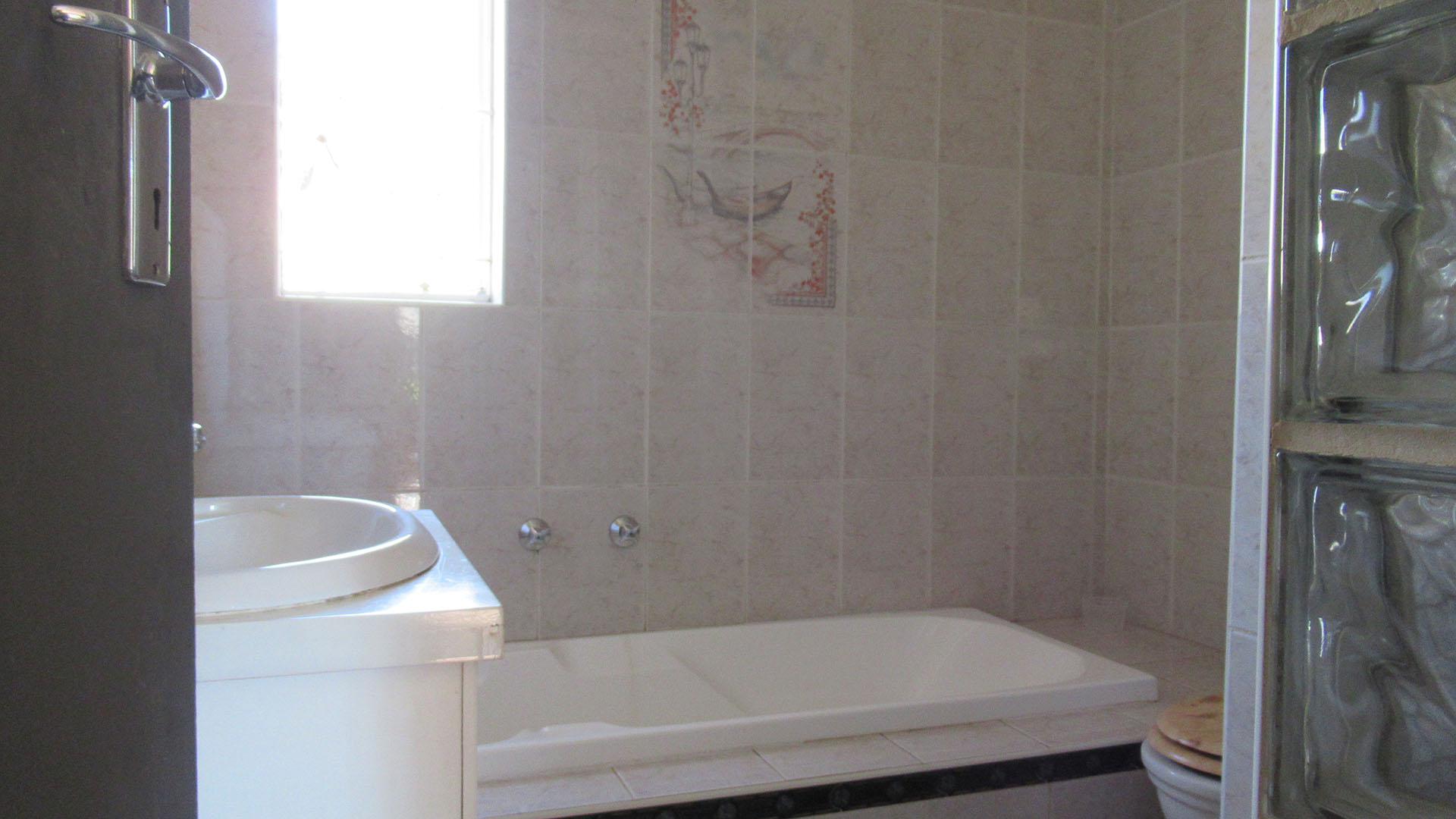 Main Bathroom - 7 square meters of property in Weltevreden Park