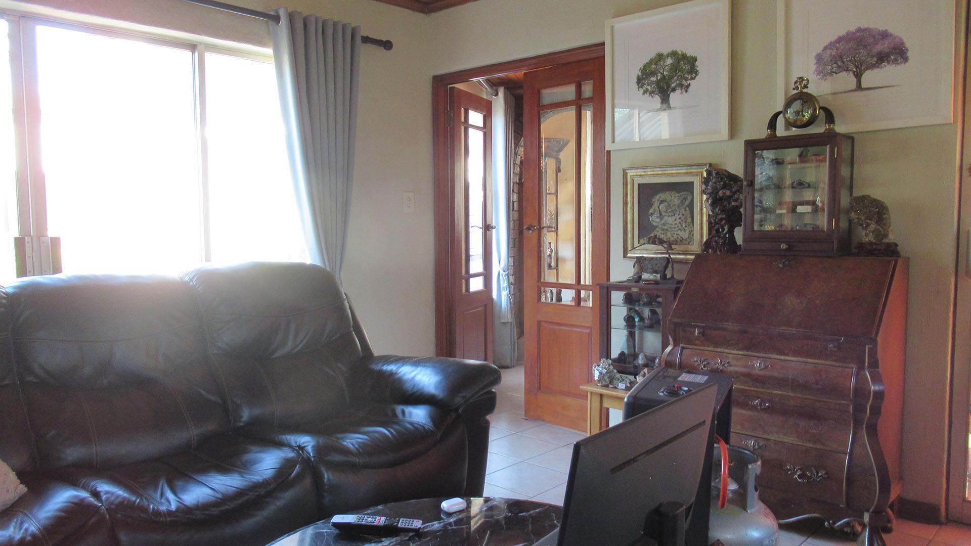 Lounges - 23 square meters of property in Weltevreden Park
