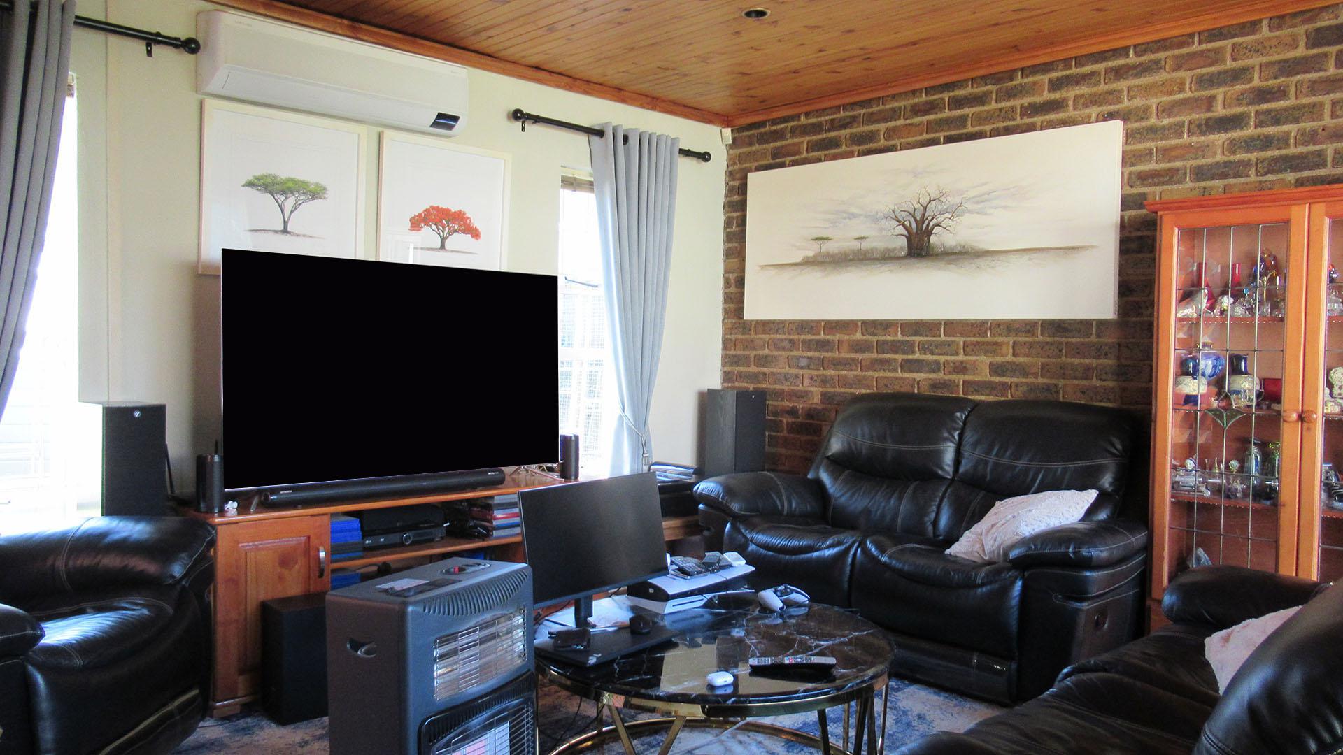 Lounges - 23 square meters of property in Weltevreden Park