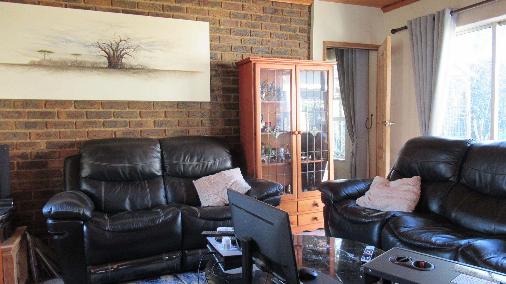 Lounges - 23 square meters of property in Weltevreden Park