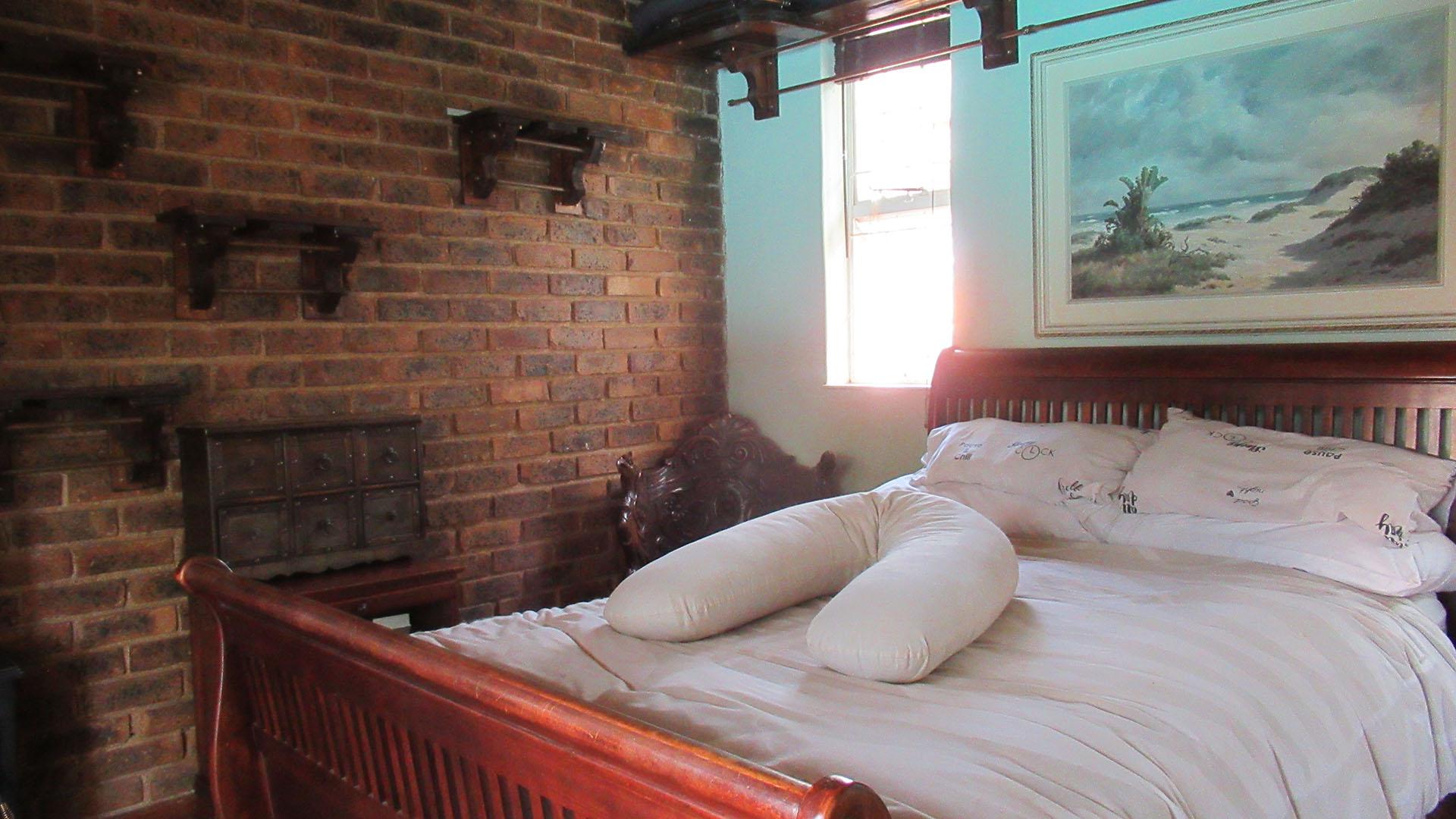 Bed Room 1 - 21 square meters of property in Weltevreden Park
