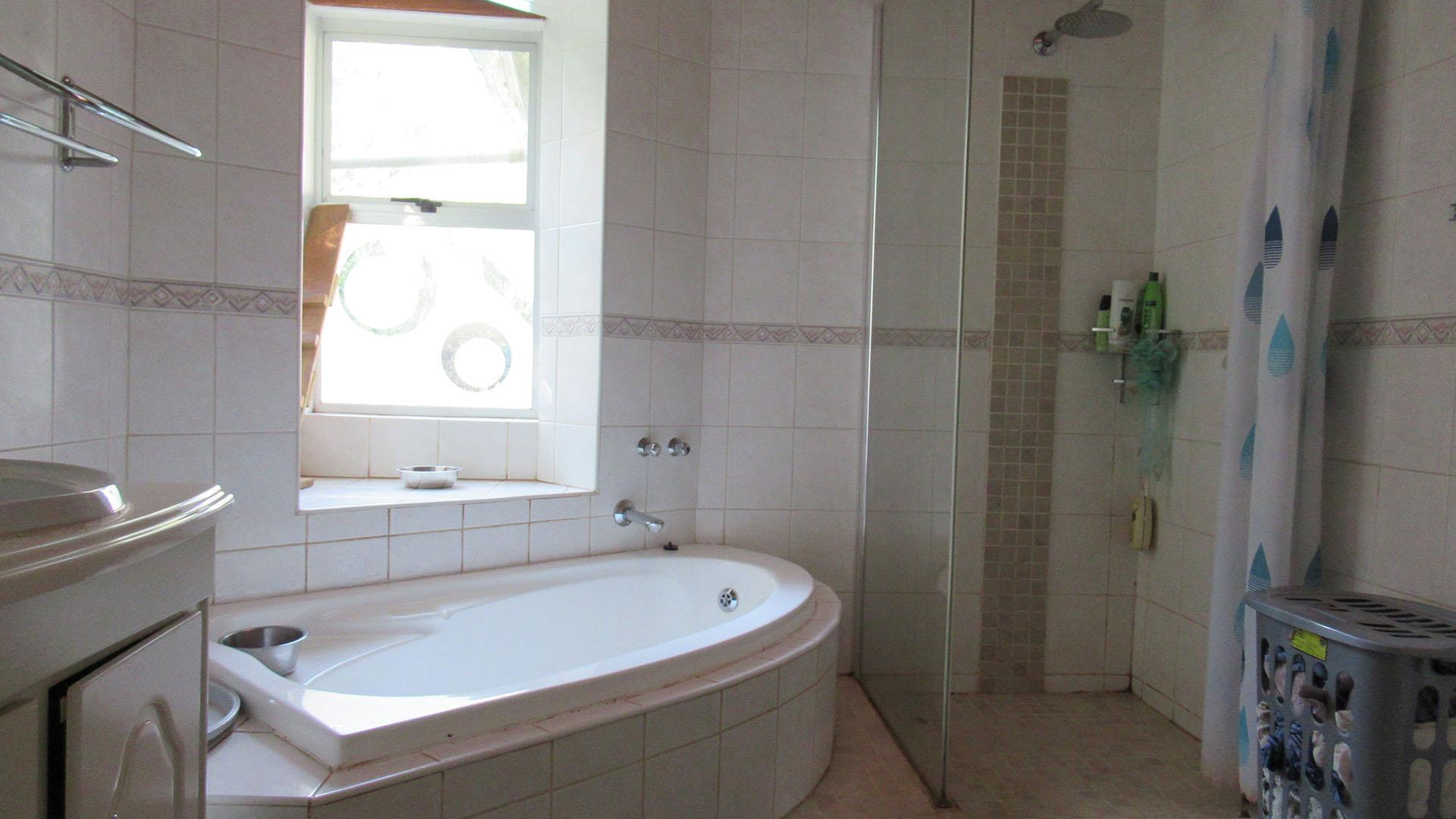 Bathroom 1 - 9 square meters of property in Weltevreden Park