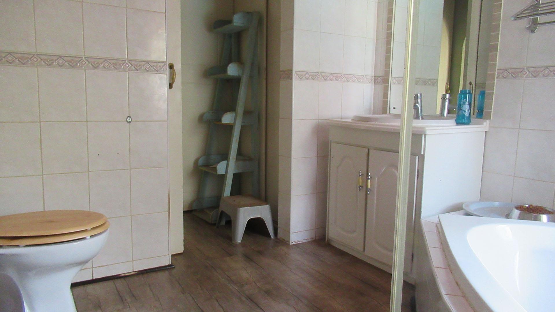 Bathroom 1 - 9 square meters of property in Weltevreden Park