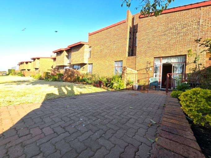 2 Bedroom Simplex for Sale For Sale in Linmeyer - MR696198