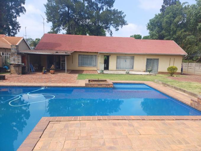 2 Bedroom House for Sale For Sale in Brackendowns - MR696214