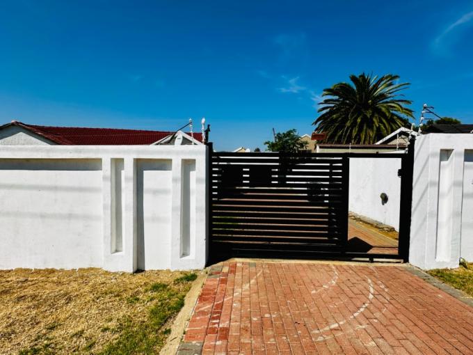 3 Bedroom House for Sale For Sale in Kibler Park - MR696228