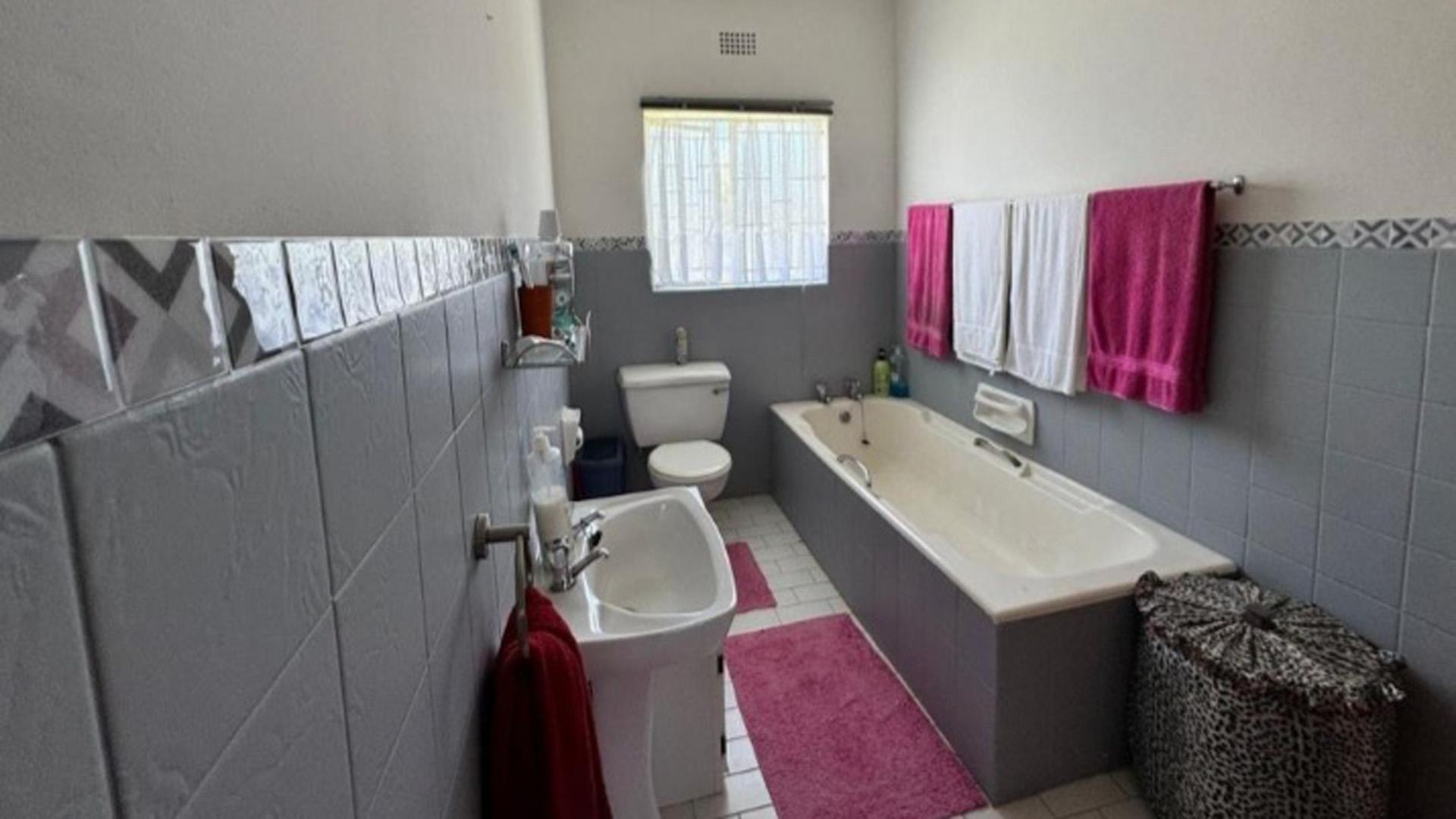 Bathroom 1 of property in Vanes Estate