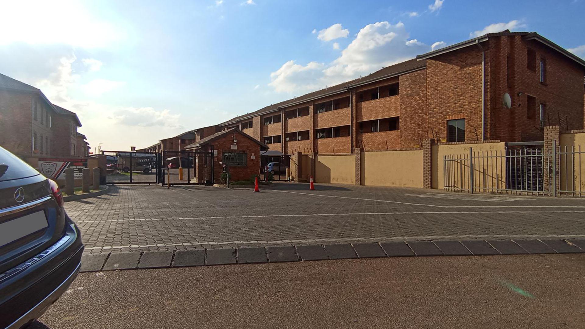 Front View of property in Grand Central