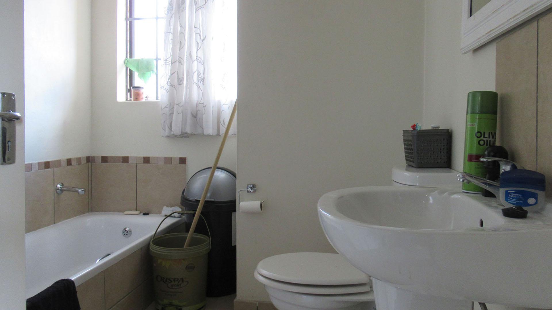 Bathroom 1 - 7 square meters of property in Grand Central