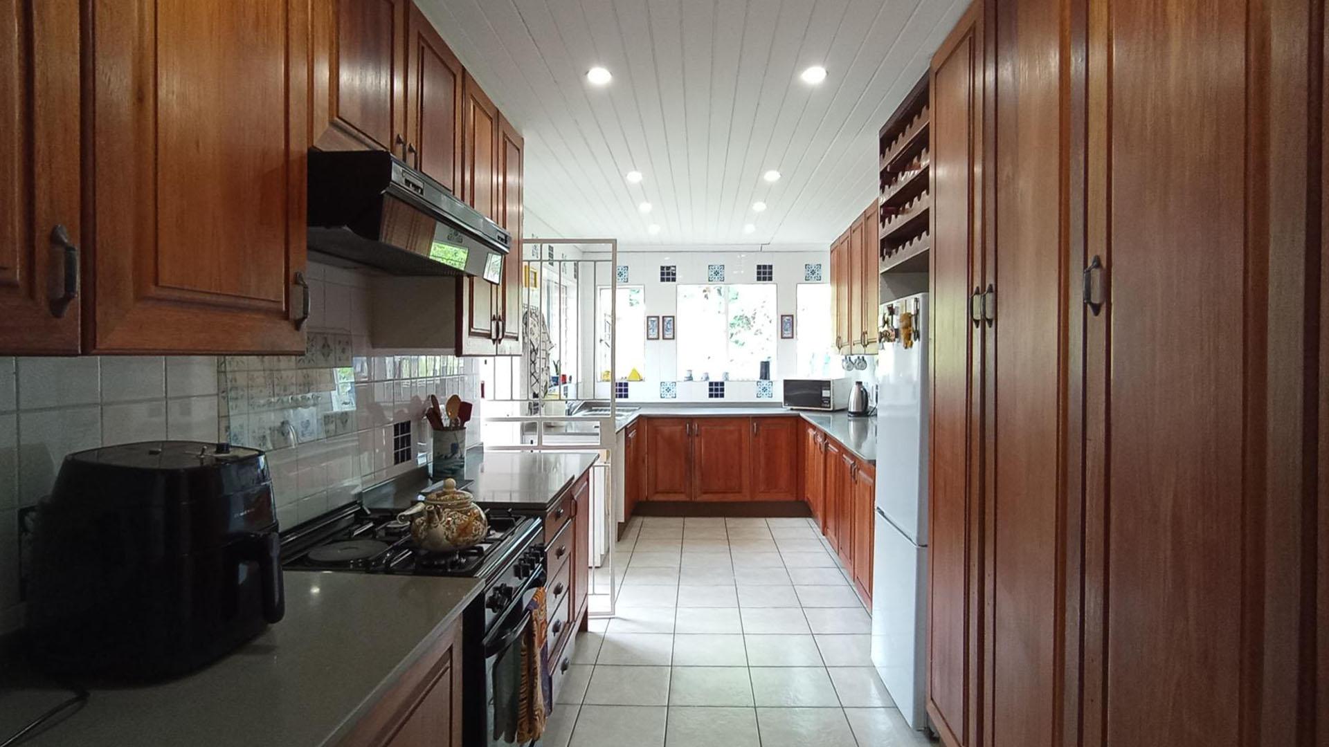 Kitchen - 19 square meters of property in Doringkloof
