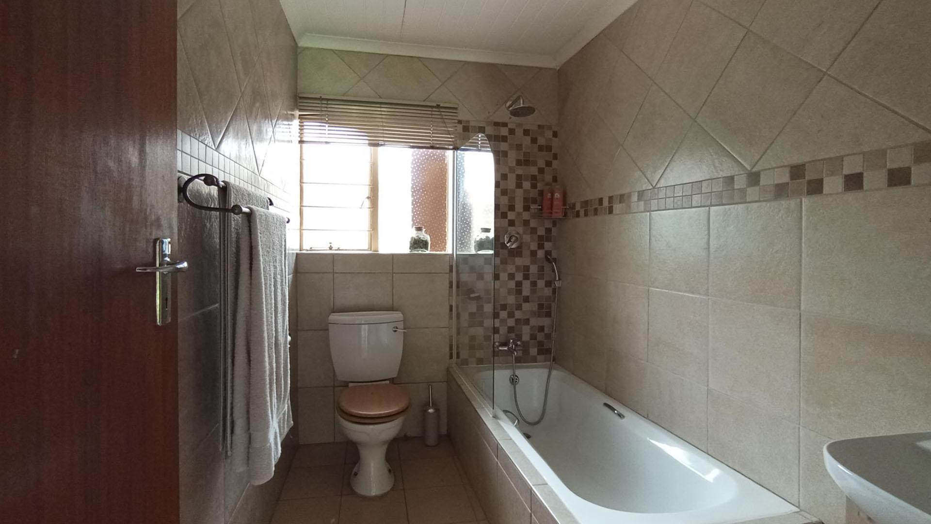 Bathroom 1 - 5 square meters of property in Doringkloof
