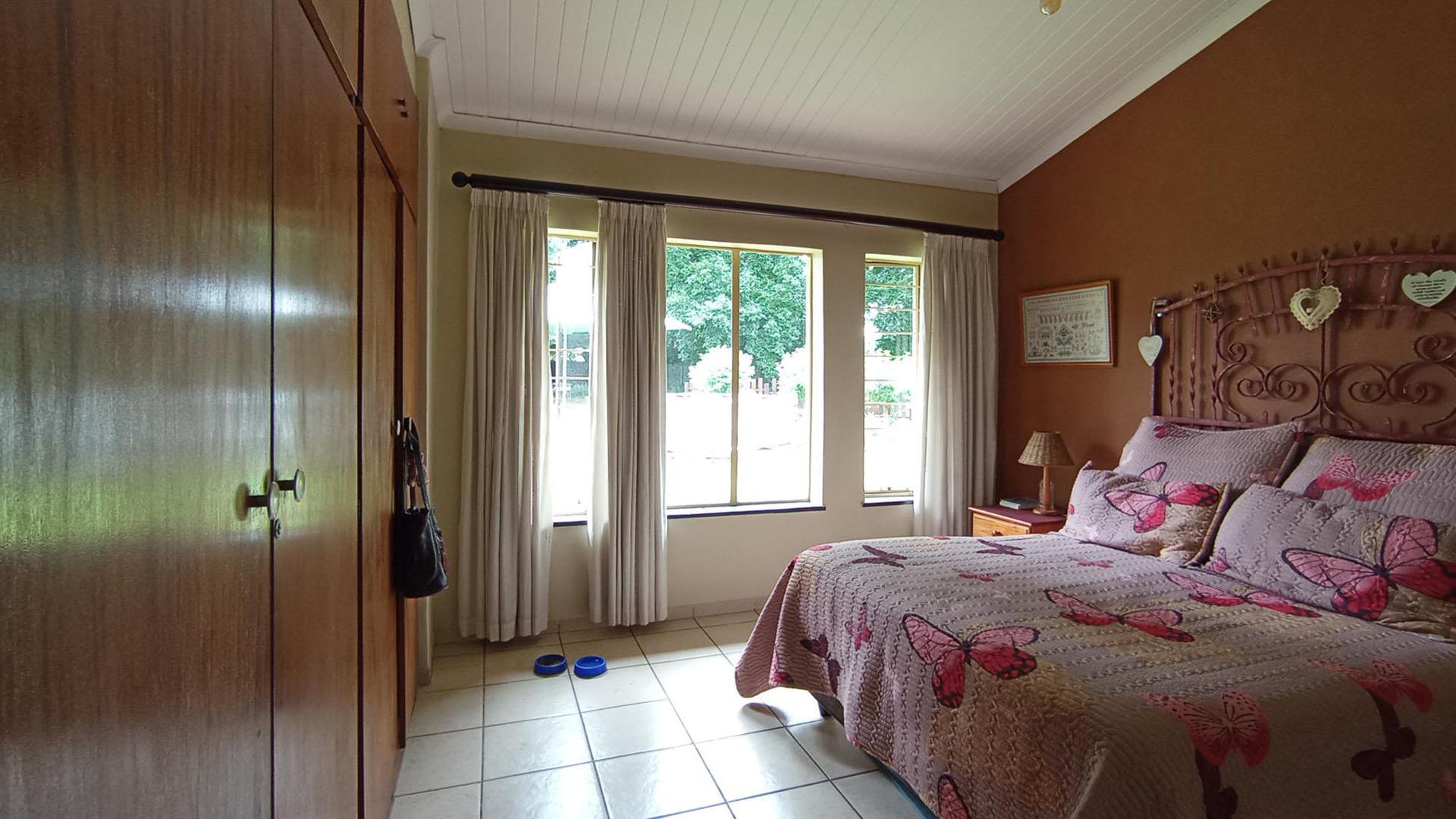 Main Bedroom - 19 square meters of property in Doringkloof