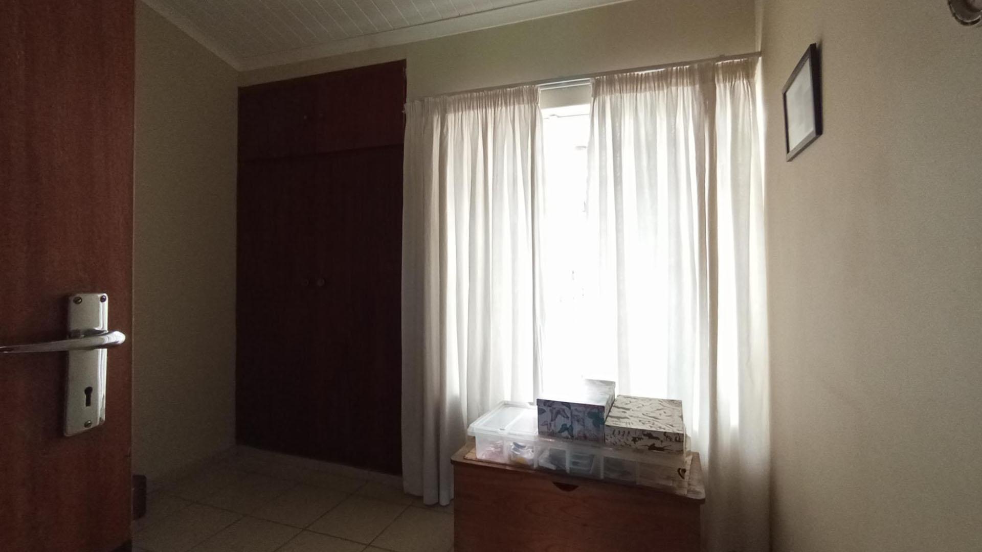 Bed Room 1 - 11 square meters of property in Doringkloof