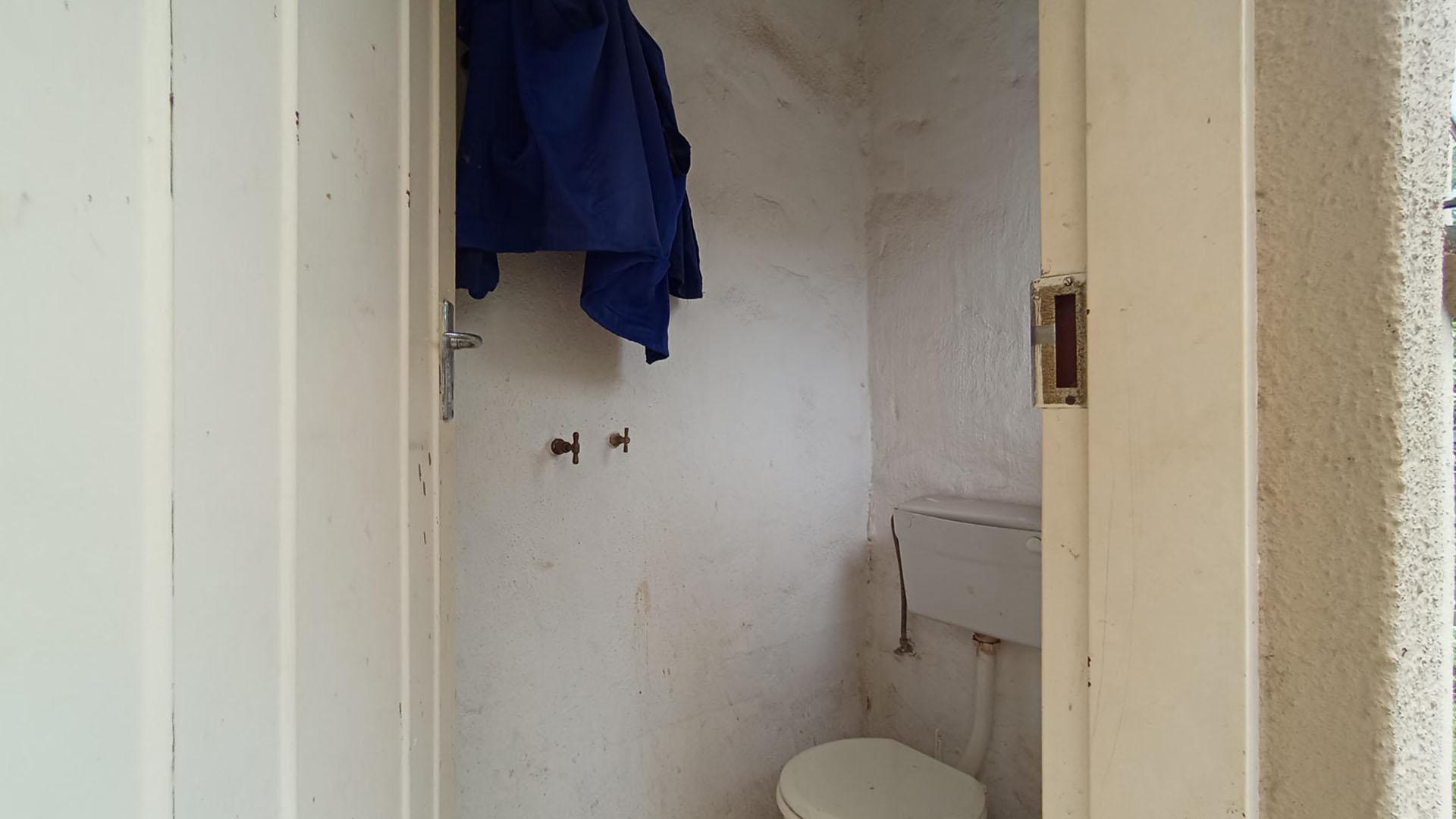 Staff Bathroom - 2 square meters of property in Doringkloof