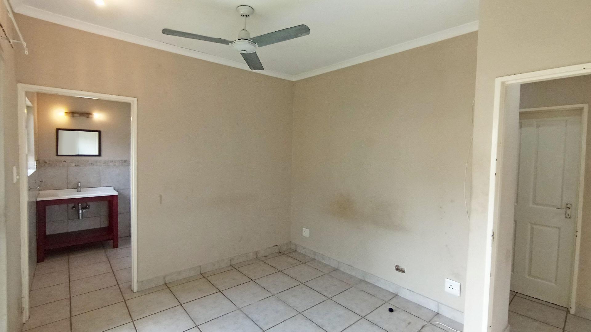 Main Bedroom - 15 square meters of property in Illovo Beach