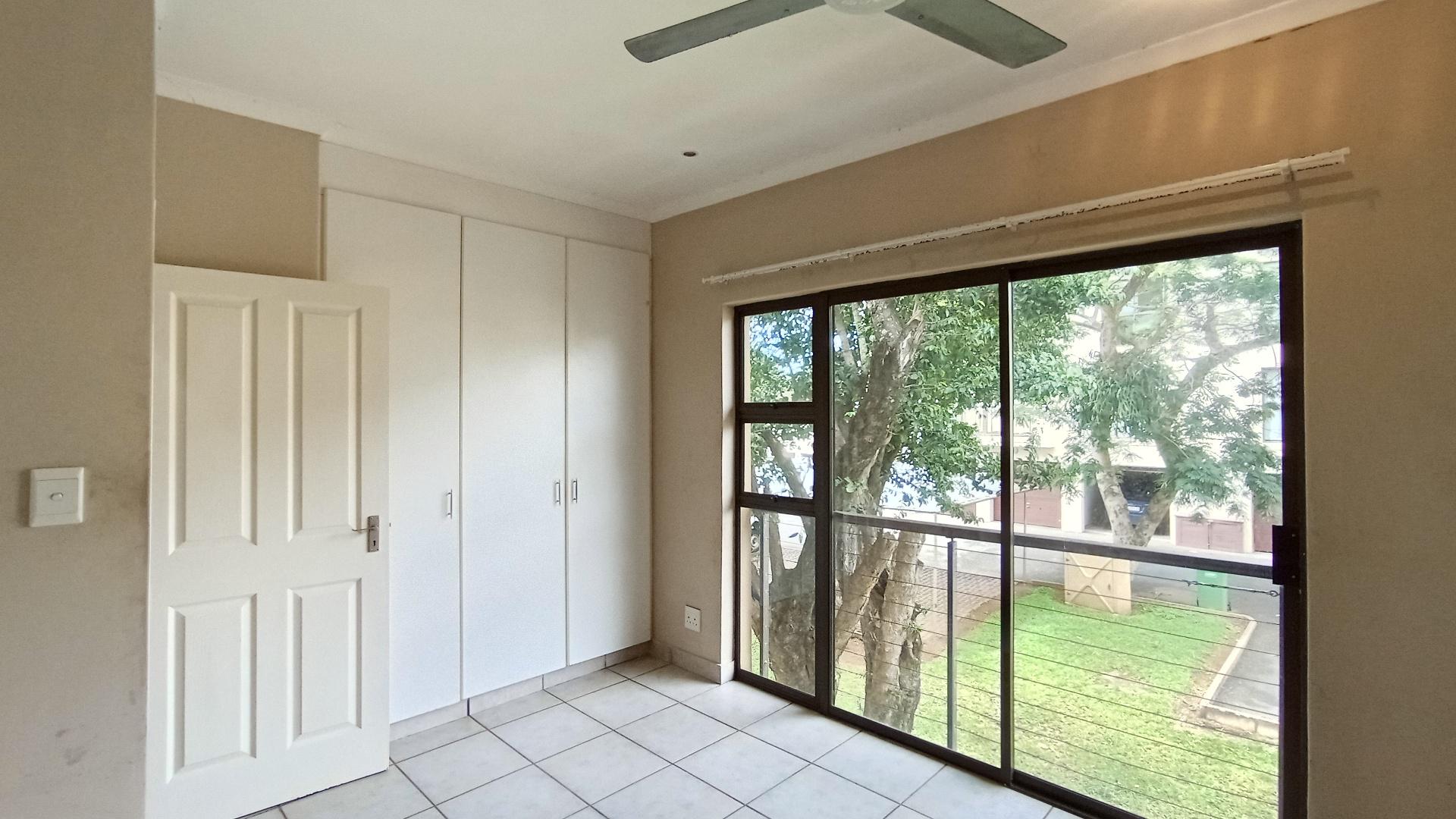 Main Bedroom - 15 square meters of property in Illovo Beach