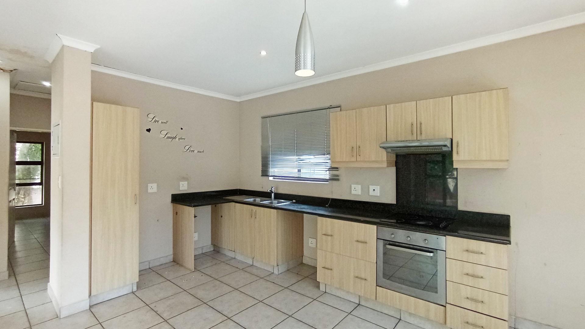 Kitchen - 12 square meters of property in Illovo Beach